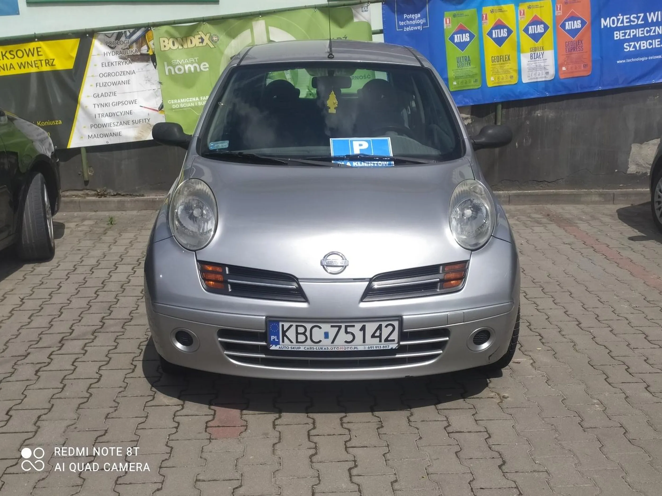 Staje na parking sklepu i stoi 3 dni  bez żadnego słowa