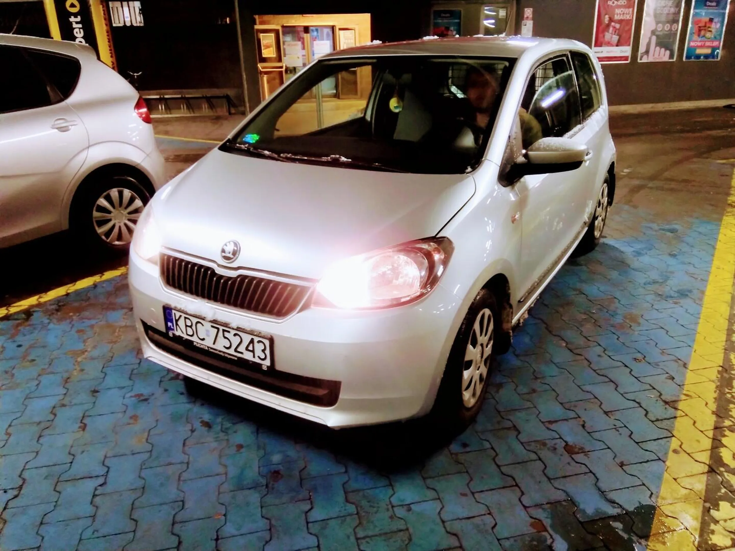 Dostawca jedzenia. Parkuje w Galerii Rondo na miejscu dla osób z niepełnosprawnością. Po zwróceniu uwagi wulgarny.