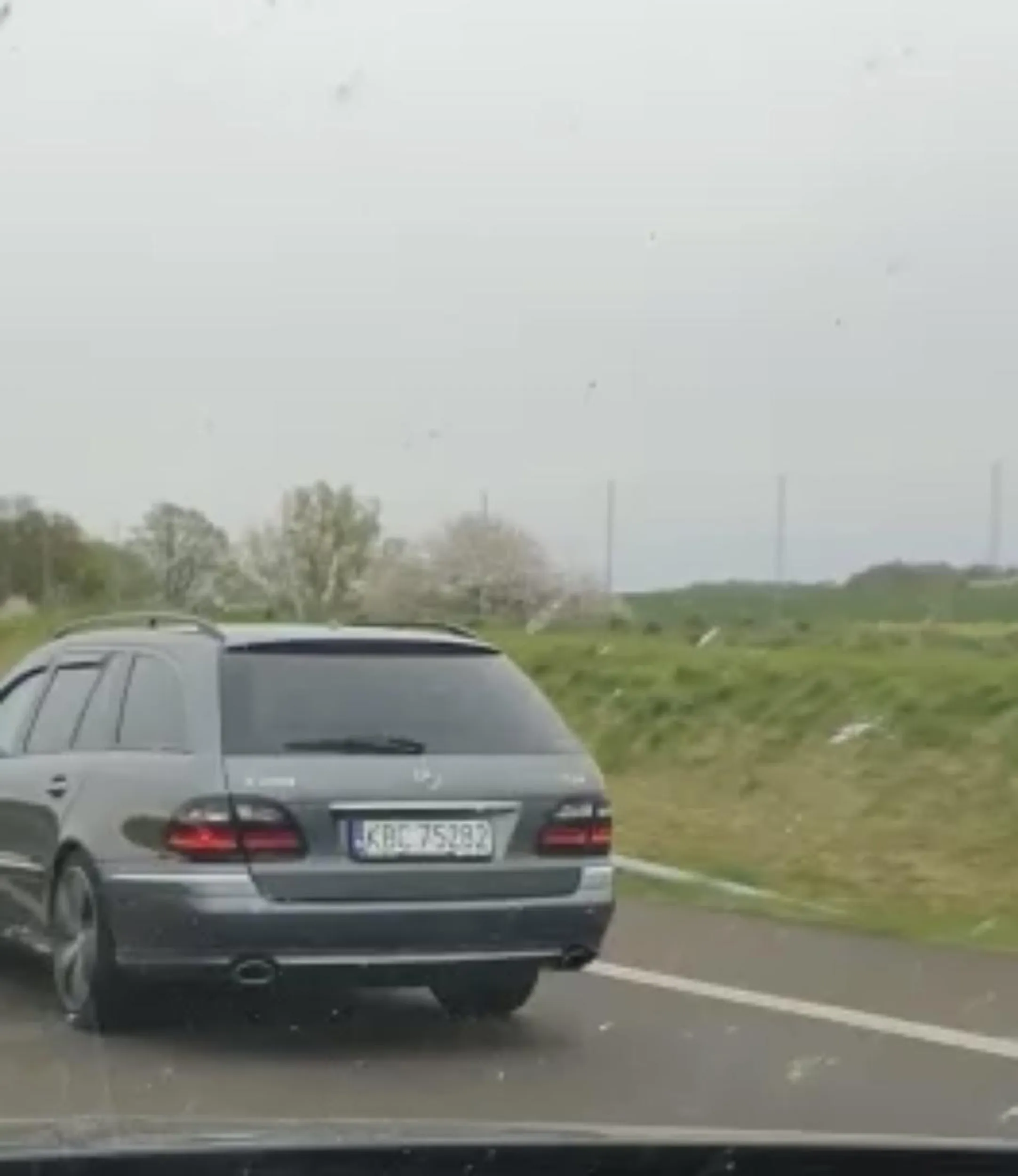 Gnojek ma gdzieś przepisy lecąc na zabój późnymi wieczorami , żona jadąc z pracy tak się przestraszyła raz tego idioty ze odbiła na pobocze bo jezdzi lewym pasem po 200 na drogach do 70/90 . Obys nie narażał innych i jeździł sam jak pajac.