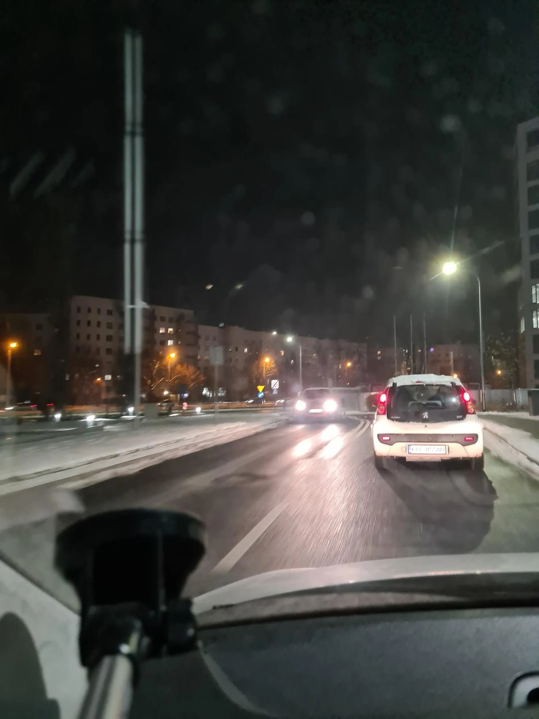 Kierowca cofa i wymusza pierwszeństwo