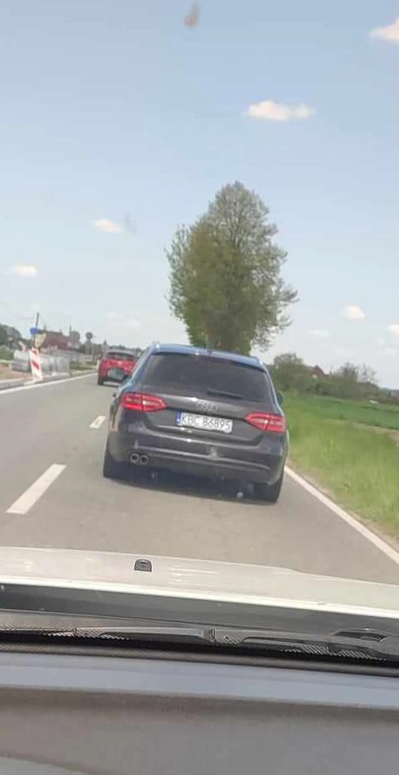 Kierowca błazen, wyprzeda a następnie hamuje oraz zwalnia, zero kultury i niebezpieczne zachowania na drodze...