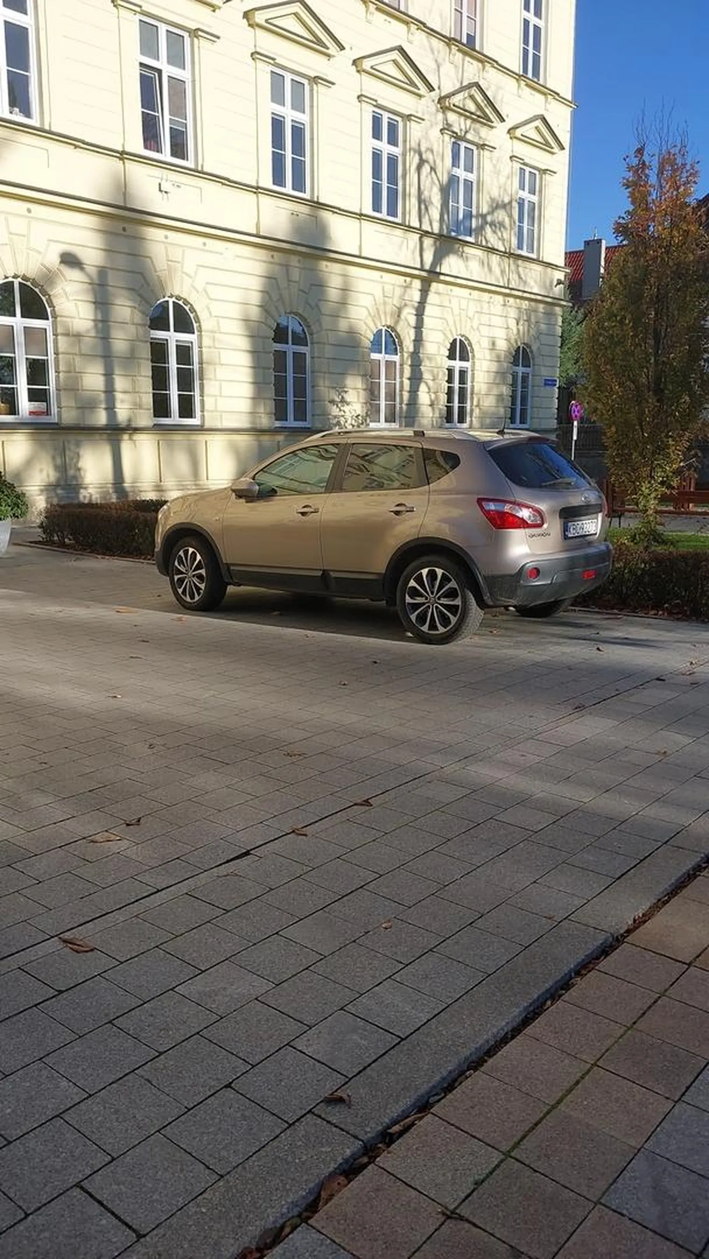 użytkownik ruchu drogowego parkuje w miejscu nie przeznaczonym do tego