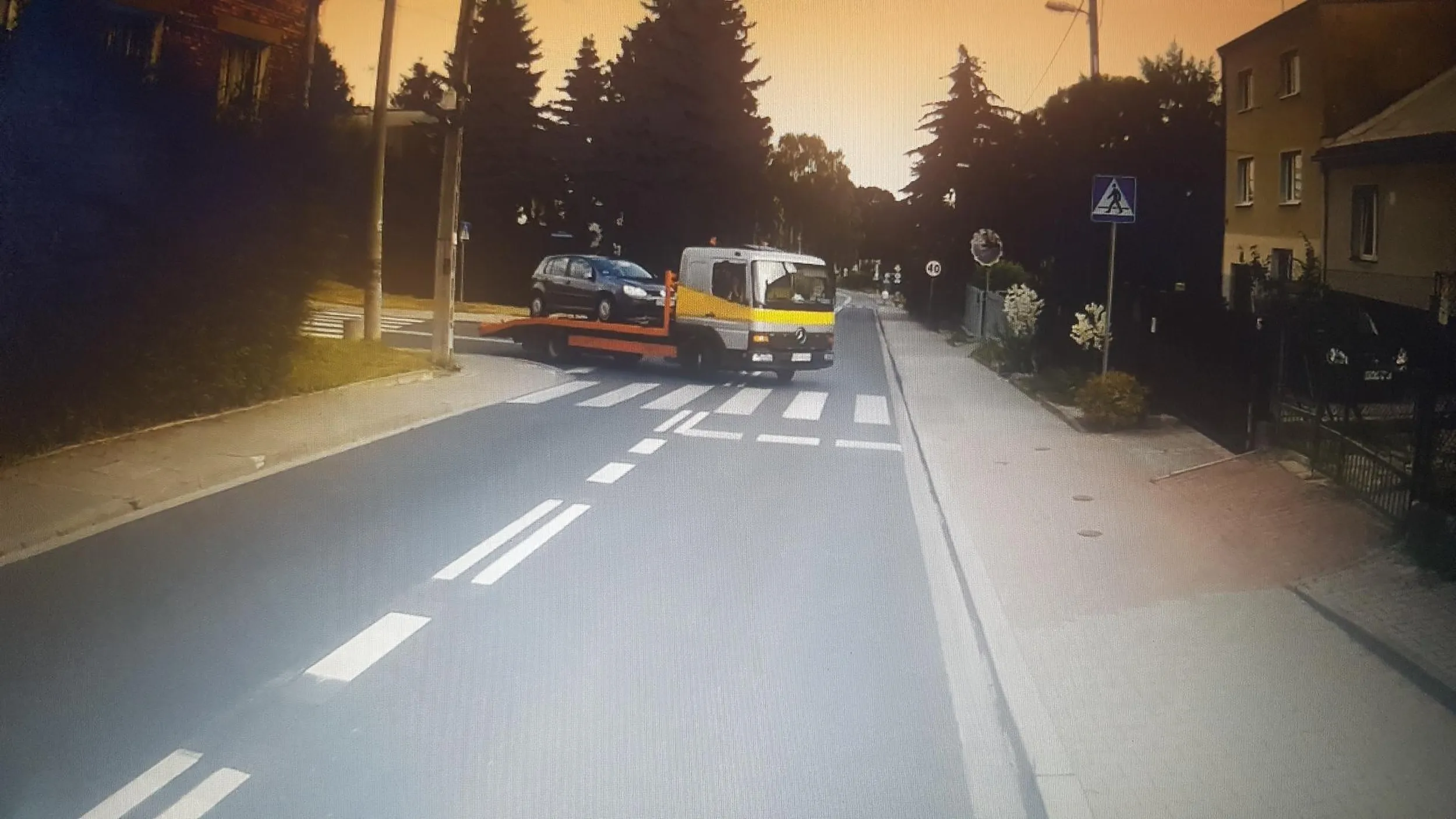 Wymuszasz kolego i to ostro. Jedzie rower 40km/h i hamujesz go do zera, bo ty masz taki duuuuży zestaw, normalnie jak autobus, że musisz, musisz tak wymusić.... Po wzroku widać, że robisz tak w Bochni na co dzień....