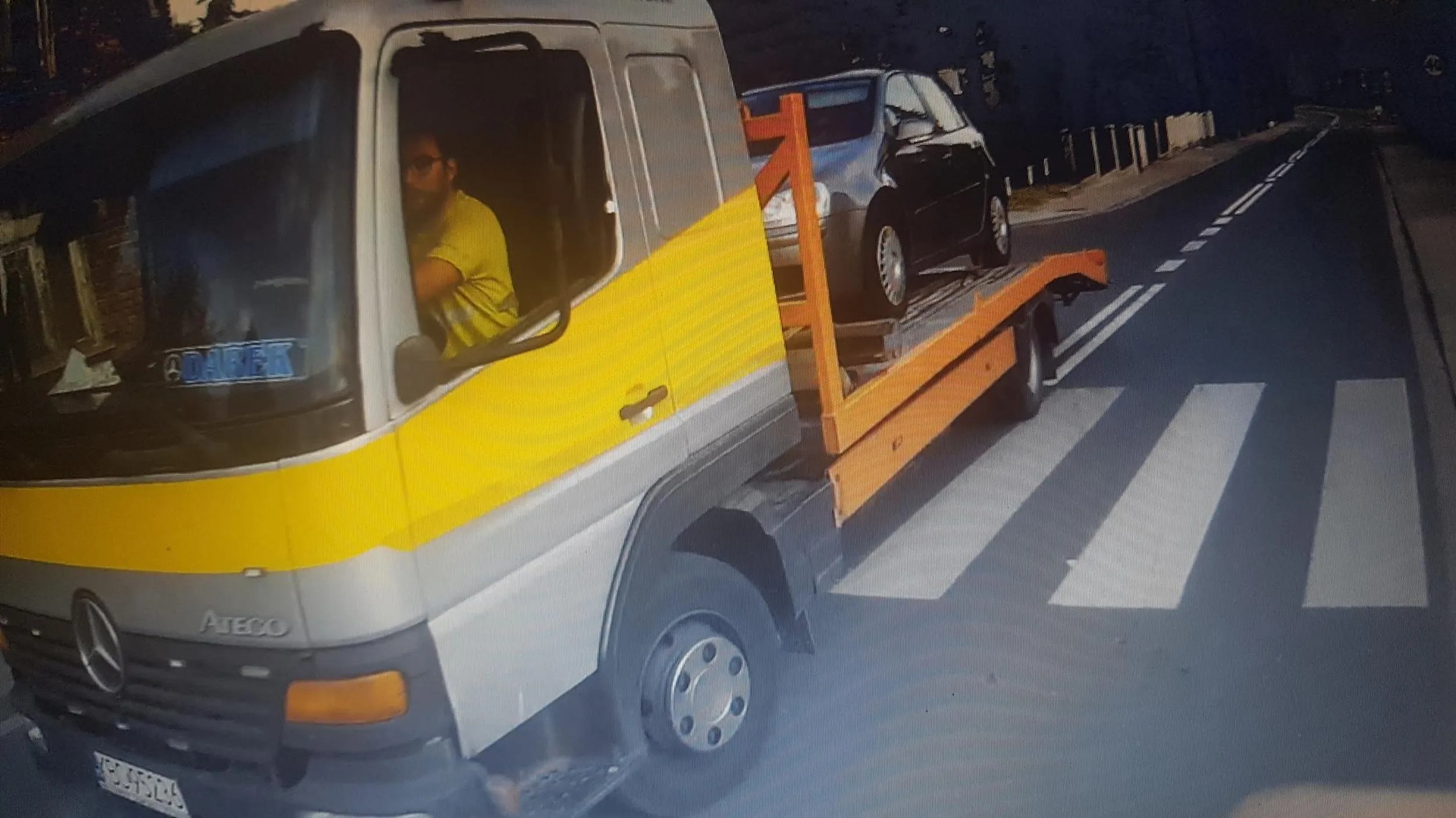 Wymuszasz kolego i to ostro. Jedzie rower 40km/h i hamujesz go do zera, bo ty masz taki duuuuży zestaw, normalnie jak autobus, że musisz, musisz tak wymusić.... Po wzroku widać, że robisz tak w Bochni na co dzień....