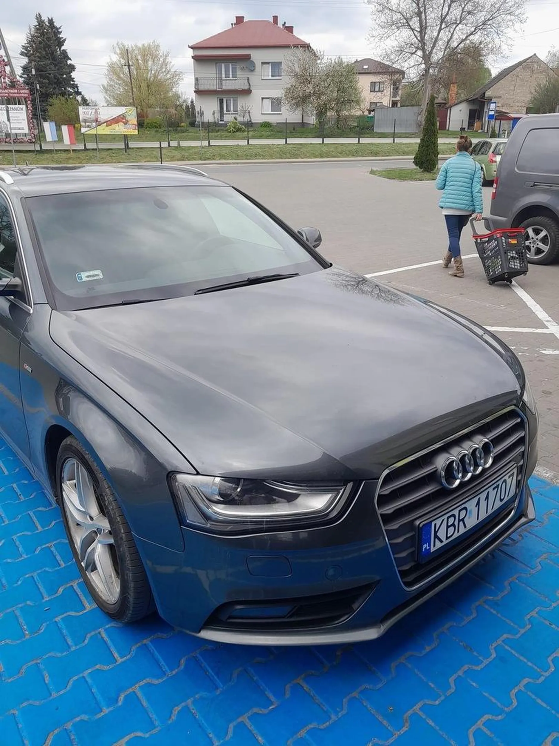 Dzisiejsza sytuacja o godzinie 13.10 pod sklepem Biedronka w Mokrzyskach na ul. Parafialnej 2. Przynajmniej połowa wonego parkingu, przyjeżdżam sobie na zakupy z żoną I synem (dodam że jestem osobą niepełnosprawna po amputacji nogi) i miejsce dla niepełnosprawnych zajęte przez młodego Pana z synem który nie wyglądał Mi na osobę niepełnosprawna (chyba że umyslowo) Ale jak zapytałem Pana czy jest osobą niepełnosprawna ponieważ nie widzę plakietki, to się zmieszał). Pan zaparkował na tym miejsc z lenistwa,  a Ja musiałem o kulach iść przez pół parkingu, do tego musiałem czekać aby auto obok odjechało abym mógł w ogóle wysiąść z auta. Możecie mnie hejtowac ale uważam że należy mieć trochę honoru i przejść kilka kroków.