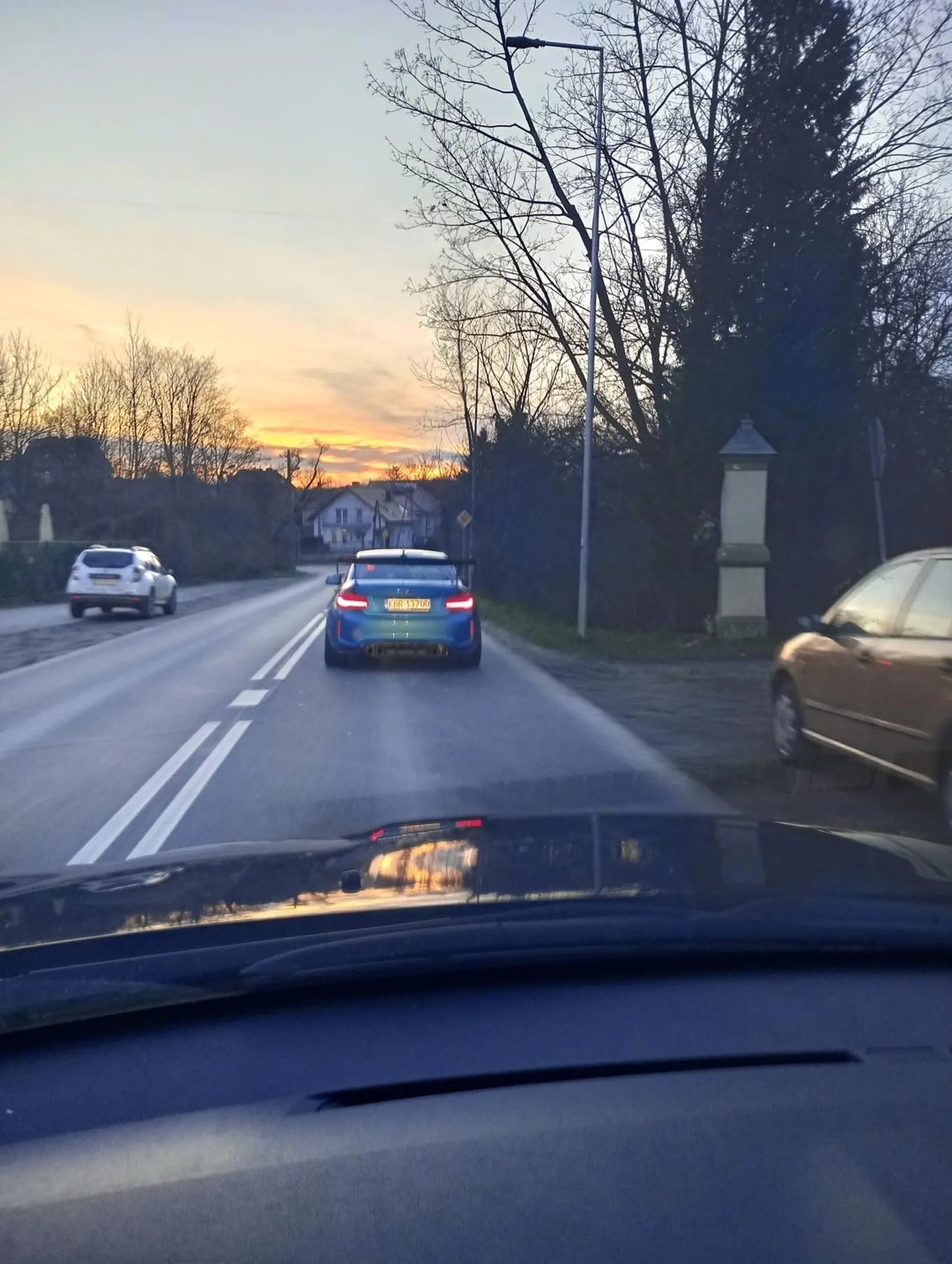 Wieśniaczku, płetwy już nie są modne, tak samo jak podwójny wydech. Wróć do siebie na wieś może tam się komuś to spodoba