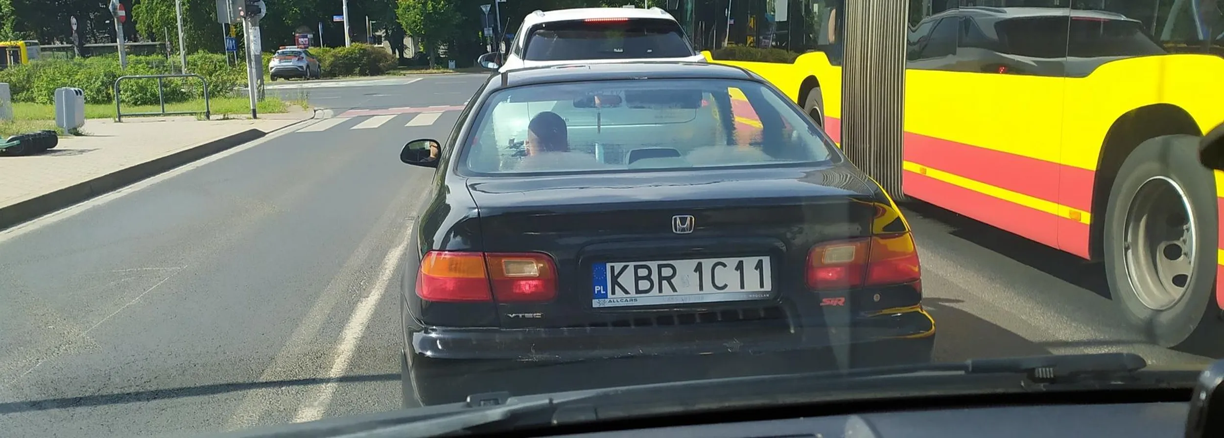 Kierowca, który stwarza realne zagrożenie na drodze. Wyprzedza na podwójnej ciągłej, przejściach dla pieszych. Siedzi na zderzaku. Uważajcie.