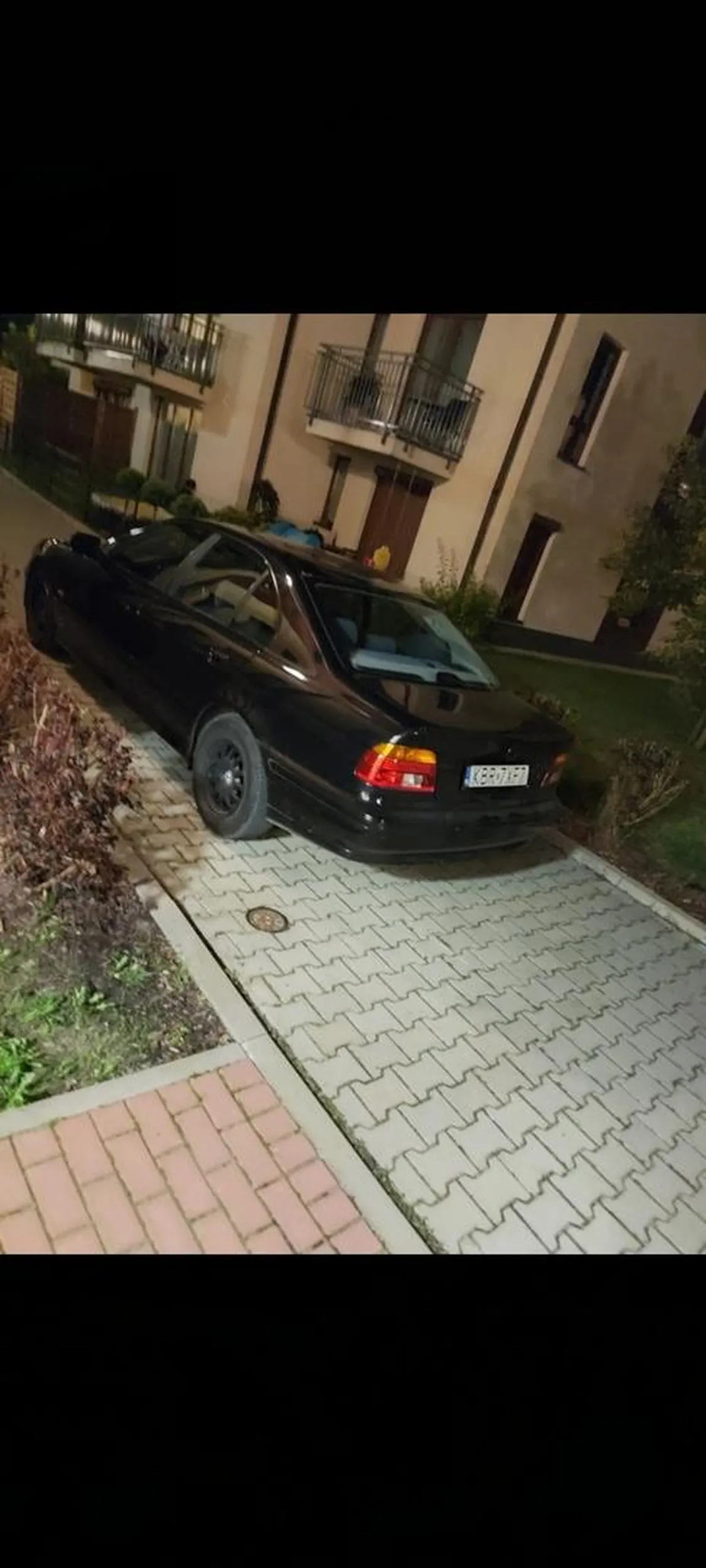 Kierowca jest idiotą. Zastawia drogę zarówno jako kierowca i pieszy.