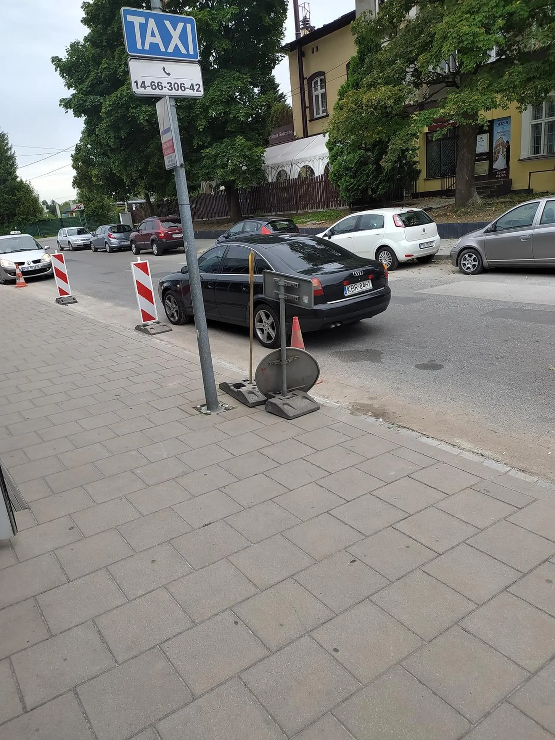 Zostawia samochód na awaryjnych i blokuje ruch wjeżdżającym na stację.