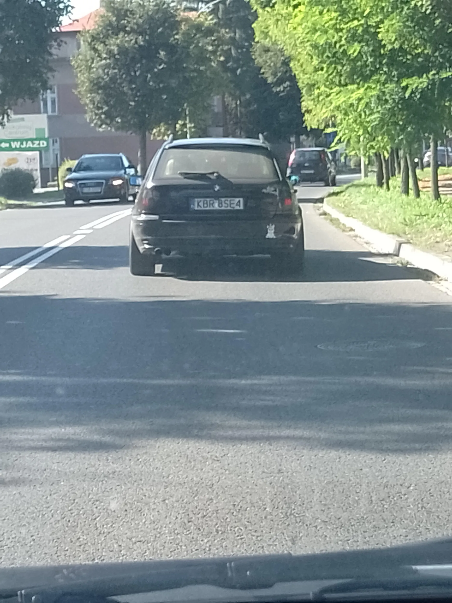 Gość wygrał w konkurencji najlepszego kierowcy w Gorlicach. Na całkowitym spokoju widząc auto skręcające w lewo wjeżdża bez kierunku na drugi pas blokując mu skręt i jednocześnie wyjeżdża na czołówkę z drugim autem. Dobrze że kierowcy dwóch pozostałych aut użyli mózgu i nie dali mu w siebie wjechać. Nie wiem co miał na myśli robiąc taki manewr ale chętnie bym się dowiedział co w jego mózgu się przegrzało