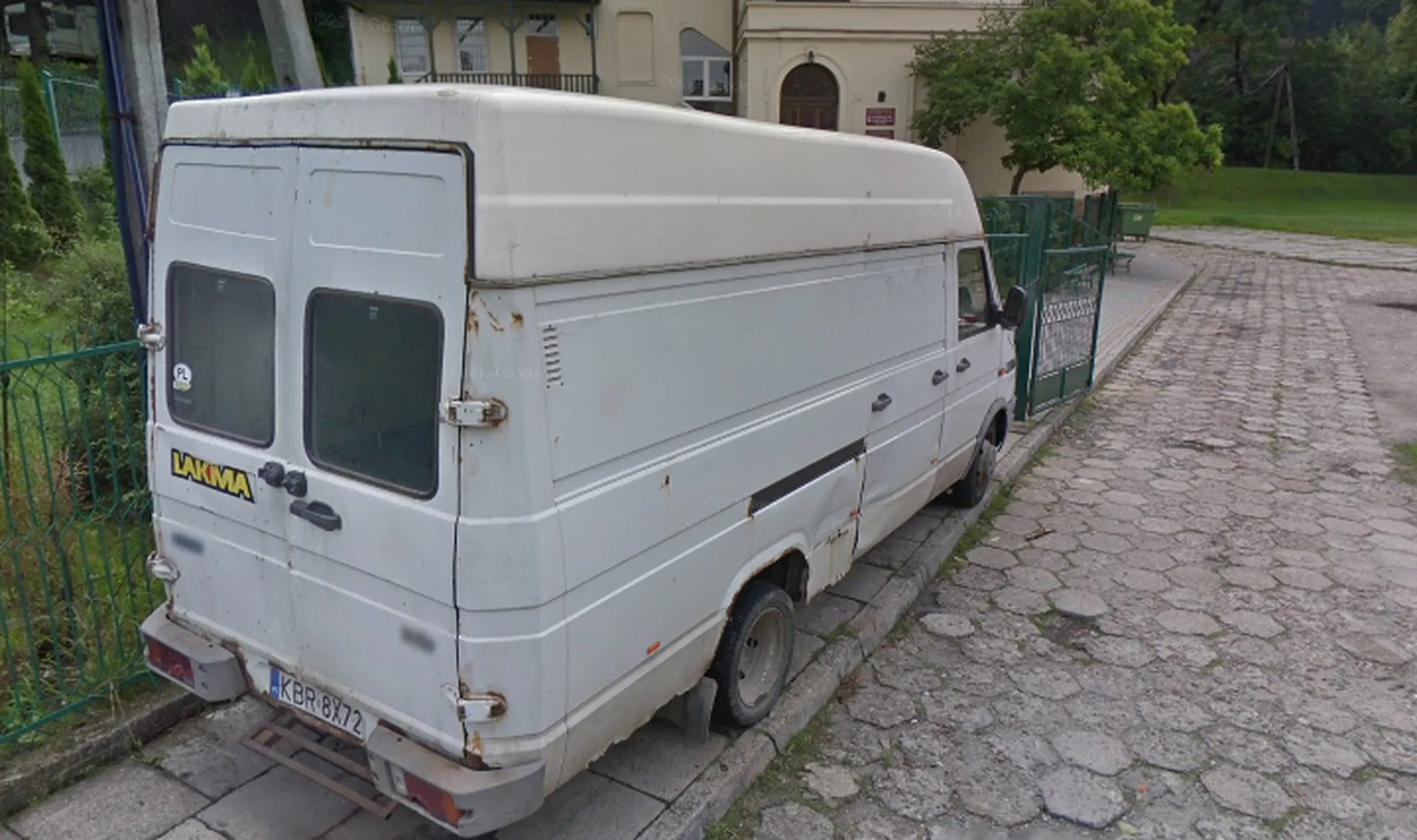 proszę o odjechanie samochodem z wjazdu przed szkołą