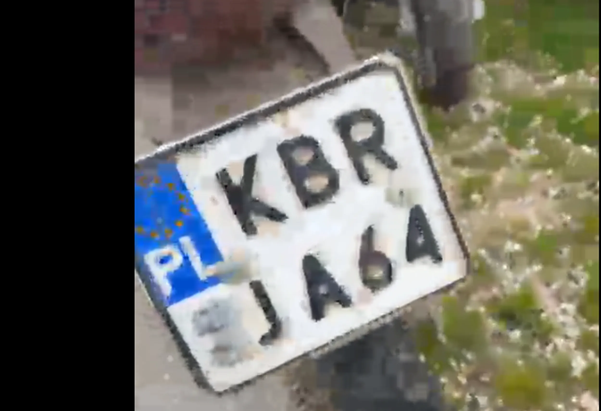 Byłem z babcią na grzybach i gry jechaliśmy na skup jechał ten młody kierowca i potrącił nam lusterko w seacie, mam nadzieje że dopadną go konsekwencje i odpowie za swe czyny na drodze. Ja rozumiem że można być bardziej masywnym lecz nie znaczy to że można w taki sposob jeździć po polskich drogach.