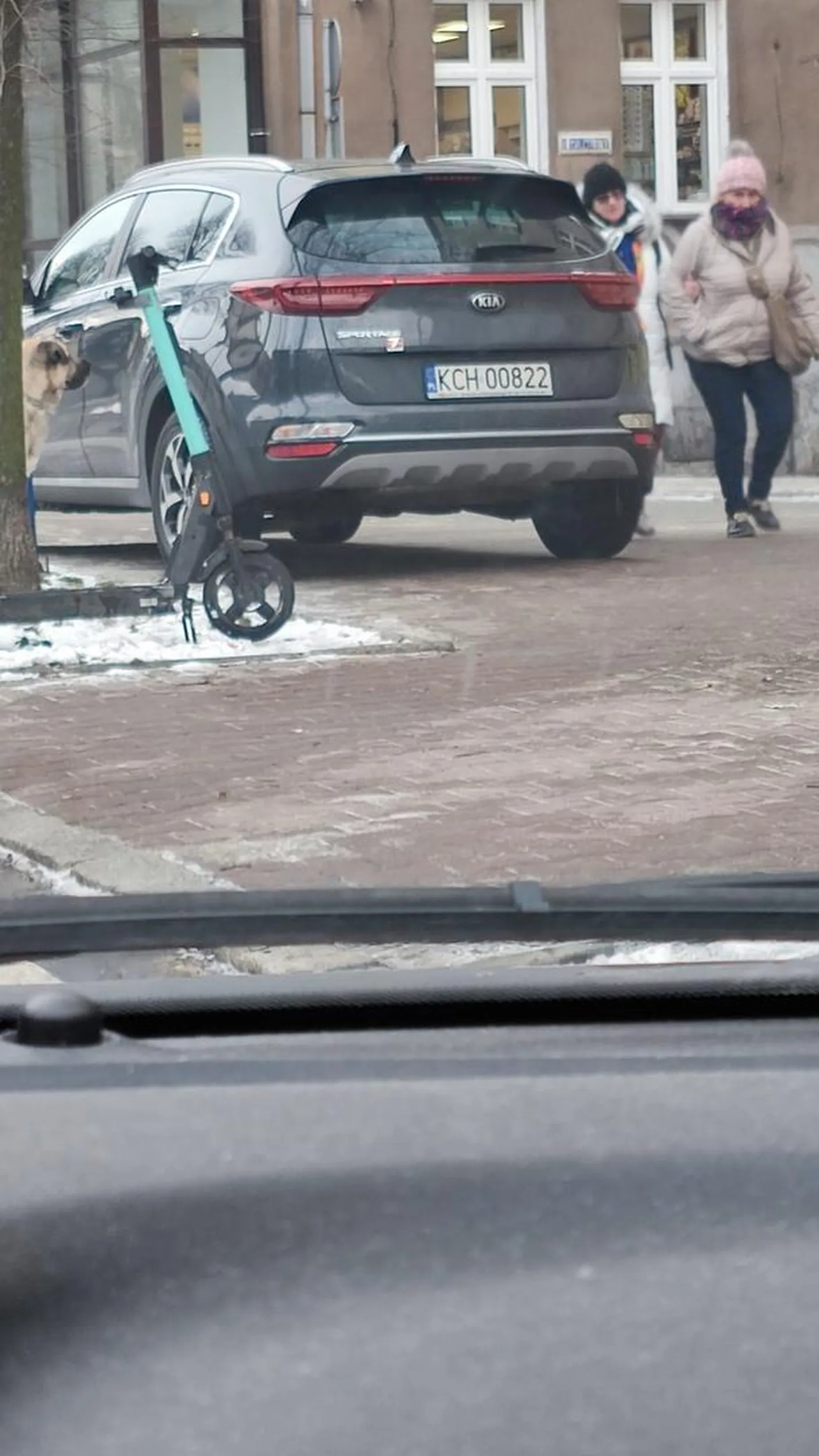 Zrobił sobie parking pod sklepem na chodniku robiąc wjazd przez przejście dla pieszych a za barierkami są miejsca parkingowe ale po co !!!!!