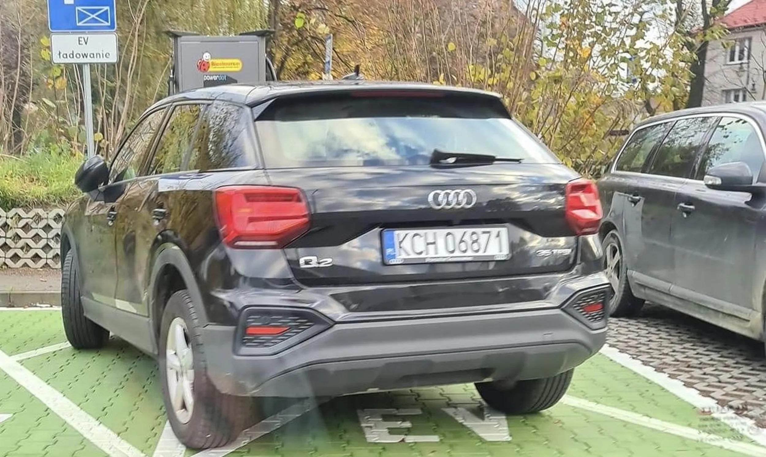 Nie ładnie tak parkować na kopercie, na nawet na dwóch. Ktoś lubi mandaty zbierać ? ?