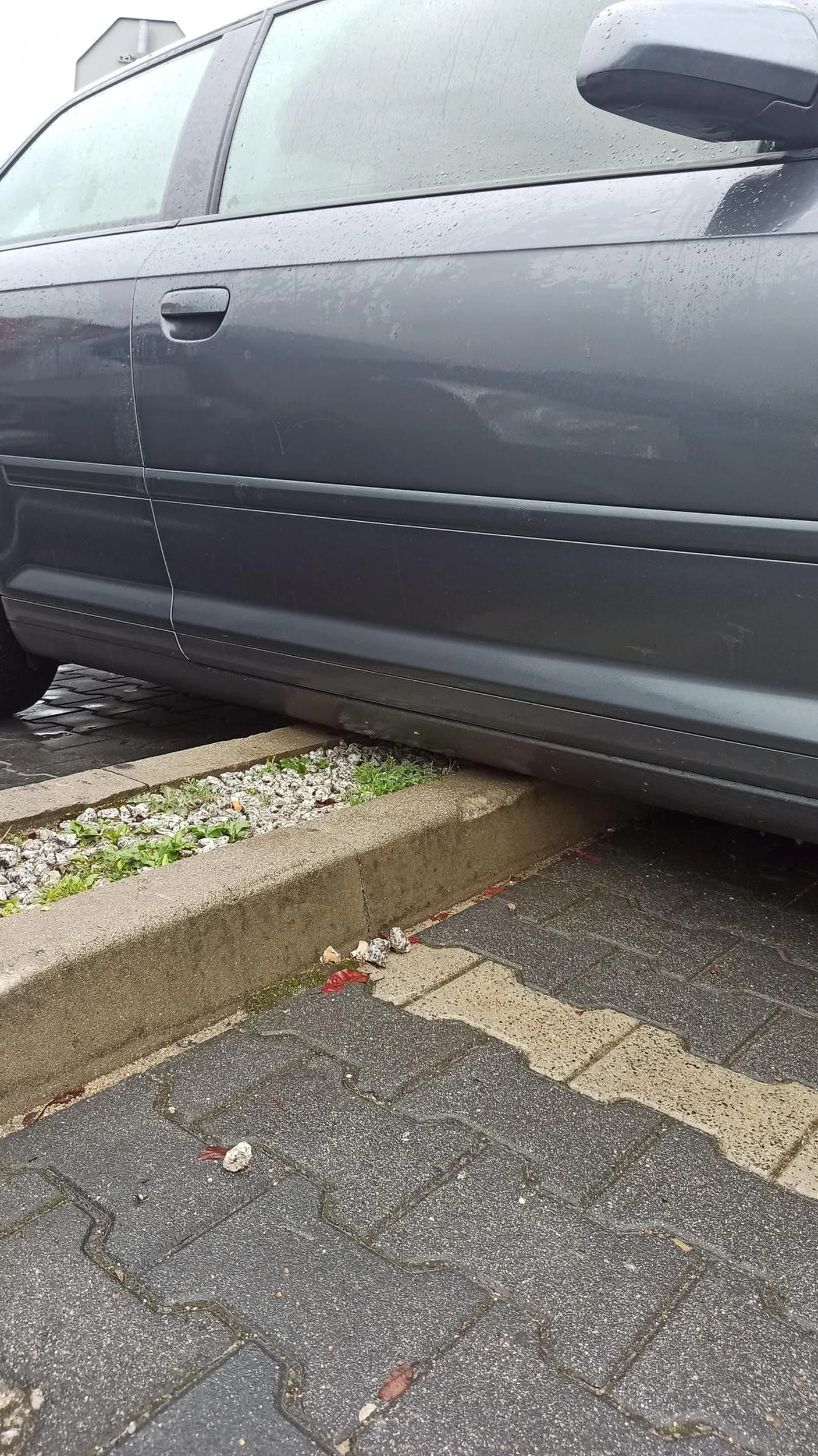 Kierowca stawia komfort nad rozum. Przynajmniej wygodnie się śpi