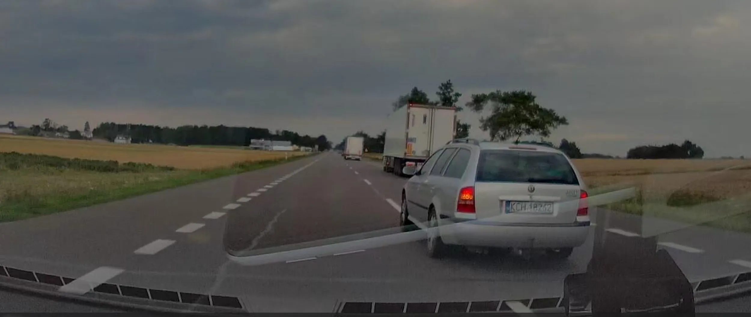 Niesprawny umysłowo kierowca nie potrafiący korzystać z lusterek i mózgu.