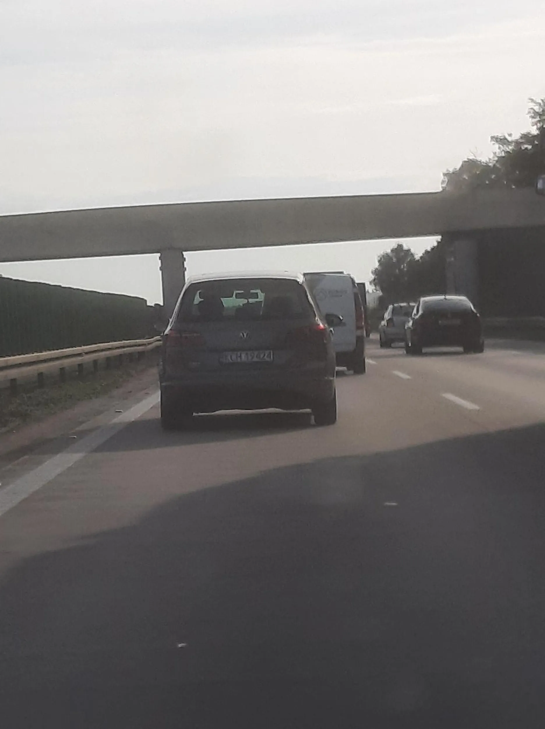 wymusza pierwszenstwo z prawej strony na a4 jedzie na zderzaku wciska sie w kazdy mozliwy zakamarek powosujac zagrozenie