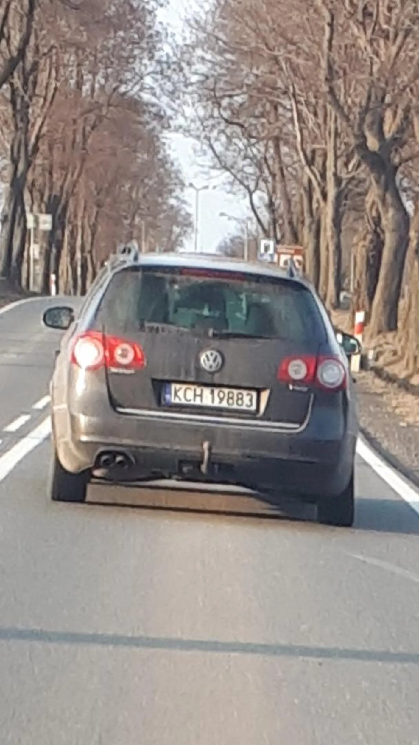 Żałosne zachowanie i totalny brak kultury wyrzucać butelki przez okno w trakcie jazdy, widząc że jedzie ktoś za Tobą prostaku.