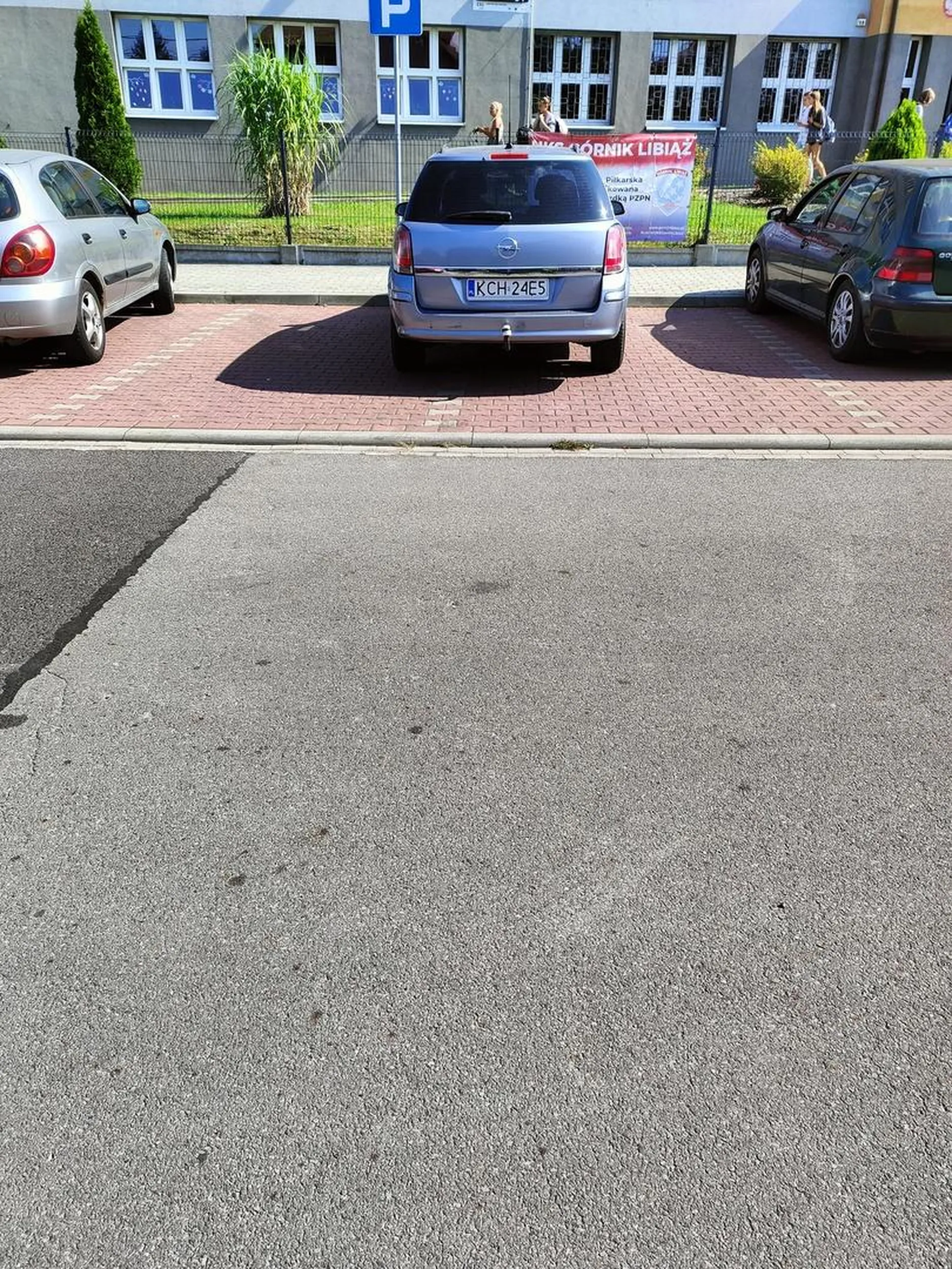 Parkowanie pod szkołą na najwyższym poziomie.