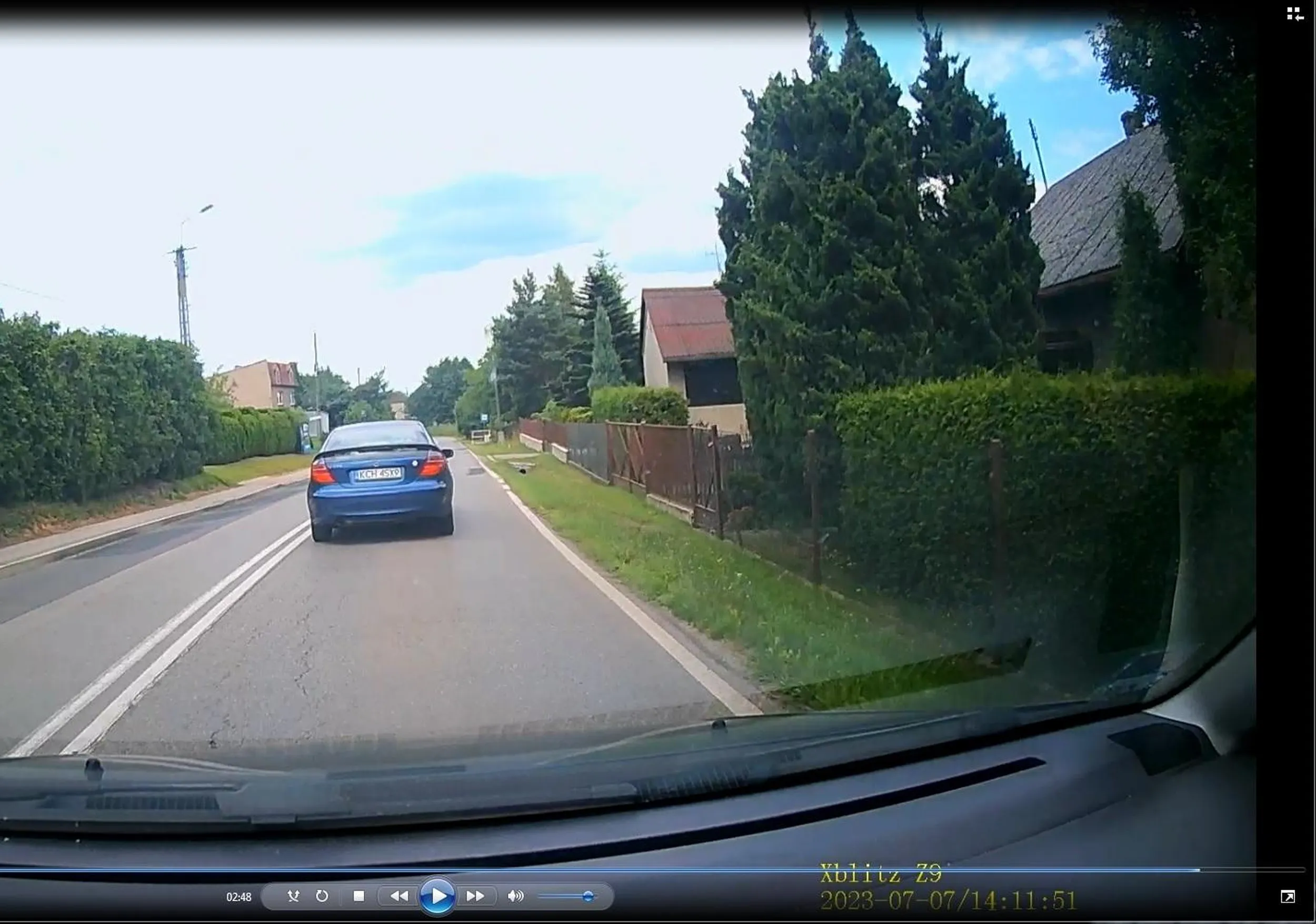 Łysy mirek z gwiazdy przejeżdza na dwóch czerwonych światłach po czym w terenie z ograniczeniem jedzie blisko 100km/h co było widoczne na tablicy która wyświetla prędkość, oczywiście gwiazda już zgłoszona na policję :)