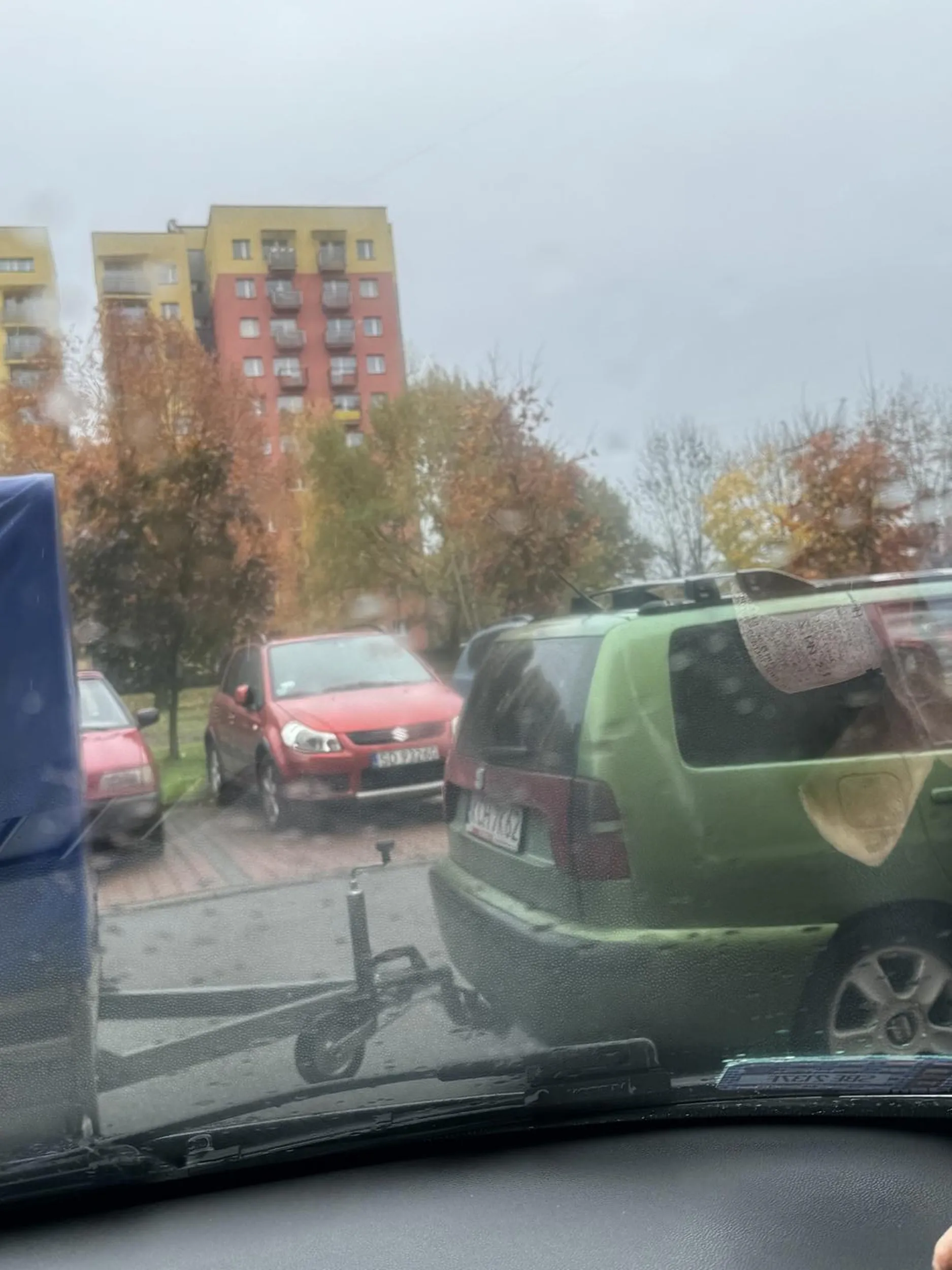 Brawo dla bandy Ukraińców. Jak nie potrafi się parkować to siedzi się na swojej Ukrainie a nie zastawia 6 aut.