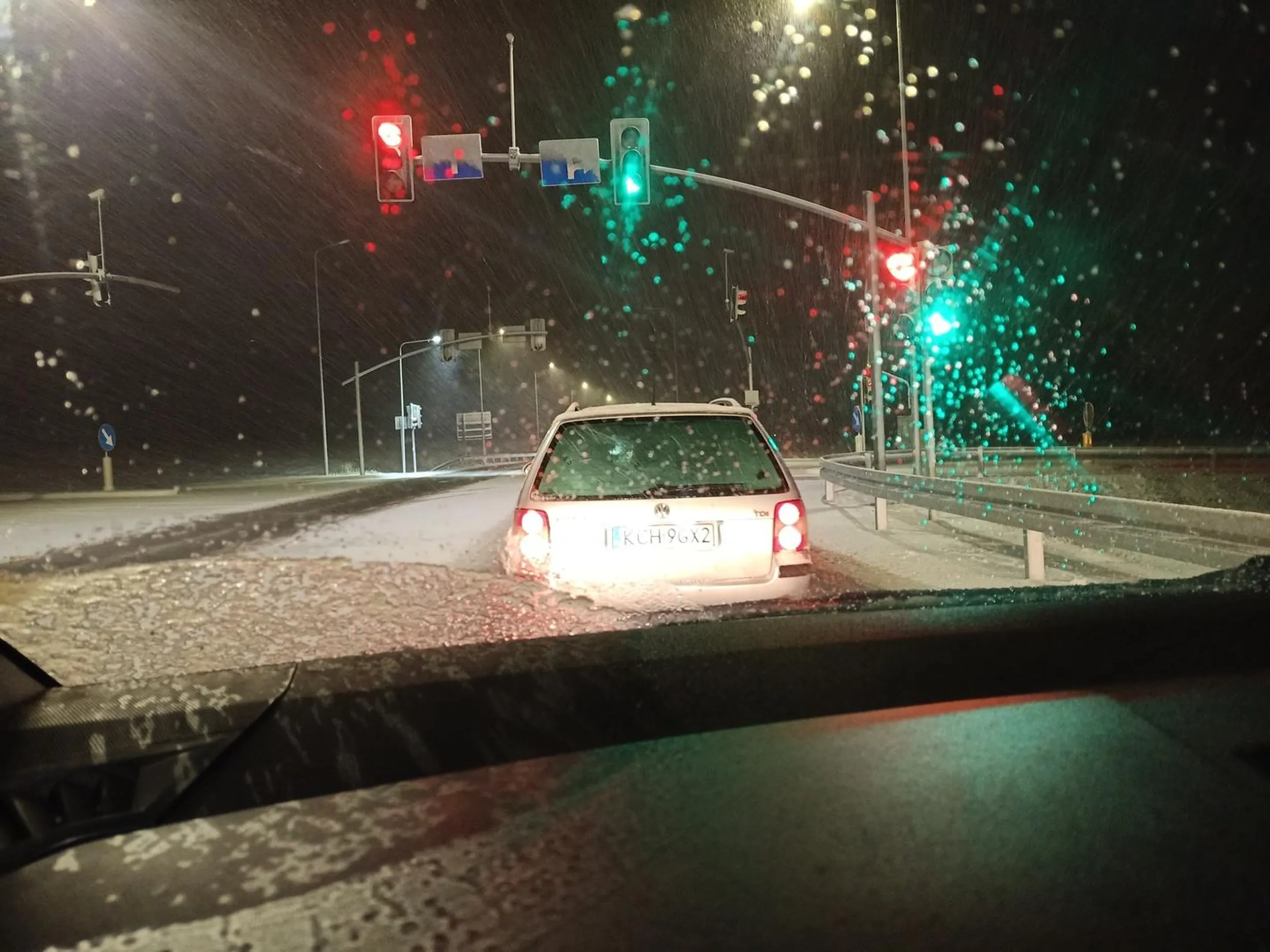 Uwaga uwaga. Wariat/wariatka bez mózgu. Konkretnie wyprzedza bez pomyślenia, a bezpieczeństwie innych  nie widzi i warunków pogodowych. Doprowadził prawie do wypadku rodzinny gdzie wyprzedzał i chlapnal tym mokrej śniegiem mega na szybę jechał z Jaworzna do Chrzanowa..