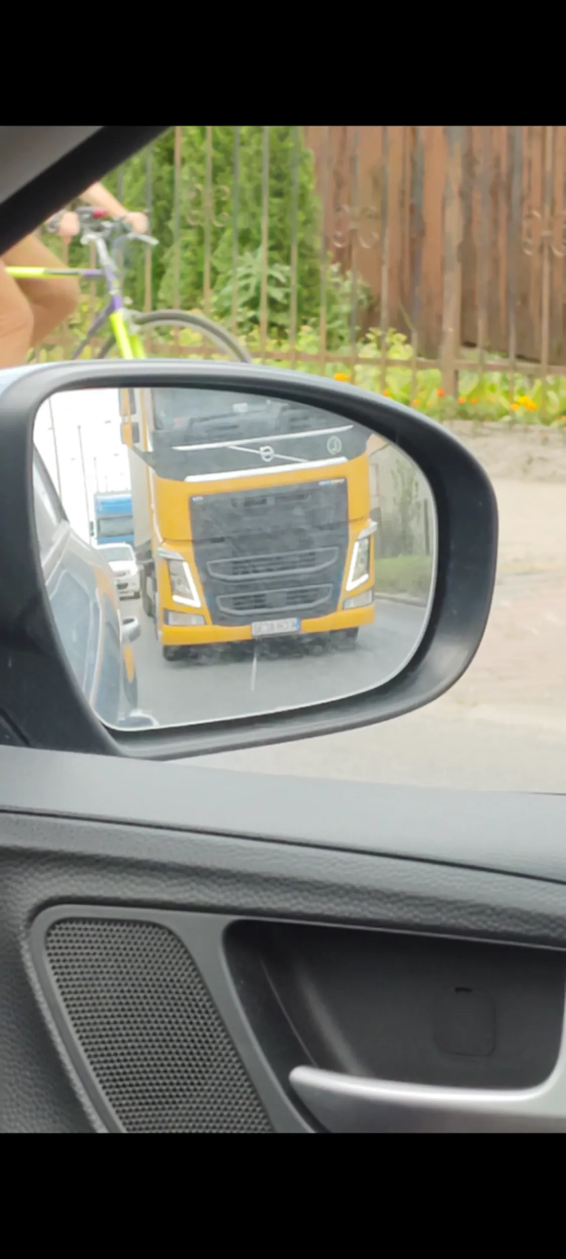 Ciągnik Volvo, żółty. Kierowca blokował dwa pasy przed zwężeniem. Nie polecam