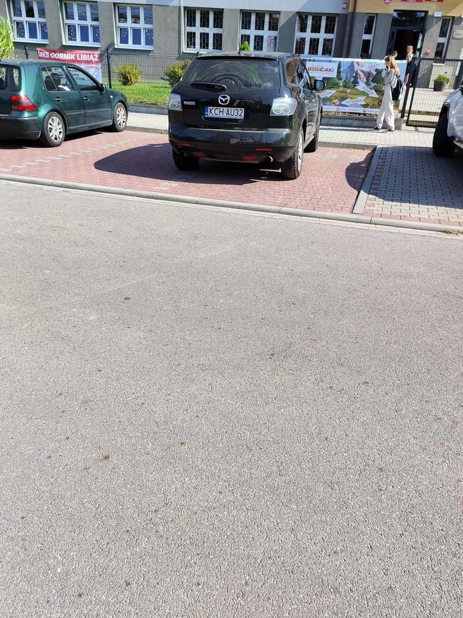 Parkowanie pod szkołą na najwyższym poziomie.