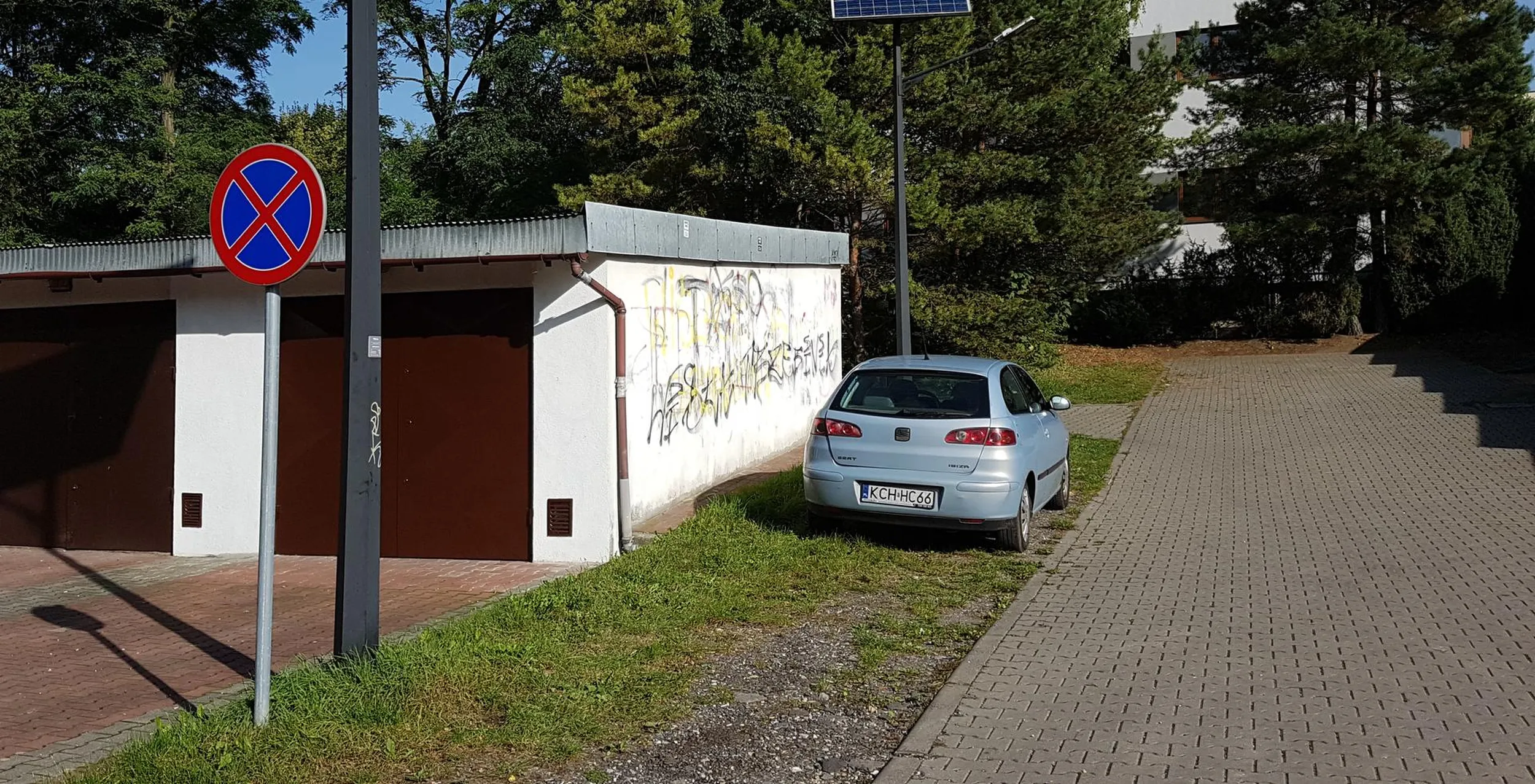 Piękne parkowanie, blokując komuś wyjad z garażu. Ten gość to recydywa. To jego ulubione miejsce.
