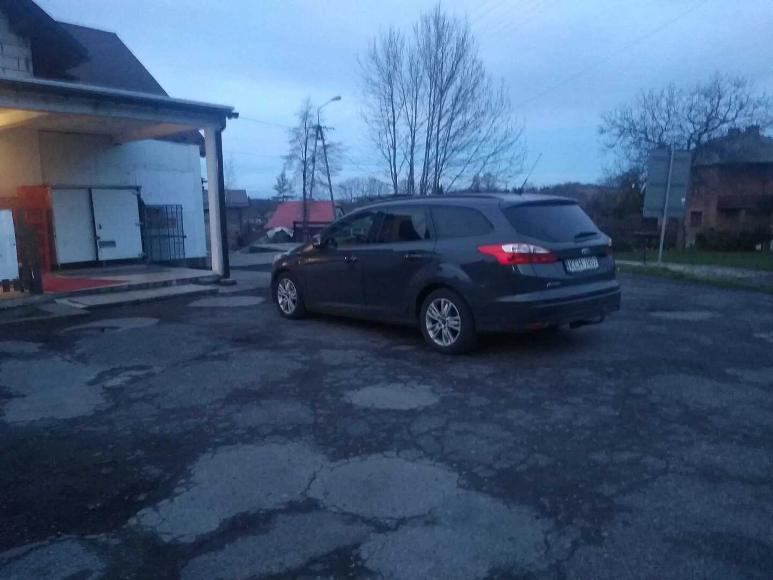 Bardzo "mądry" kierowca zastawił cały parking sklepu spożywczego, utrudniając w znaczny sposób klientom manewrowanie i parkowanie na parkingu. W sobote