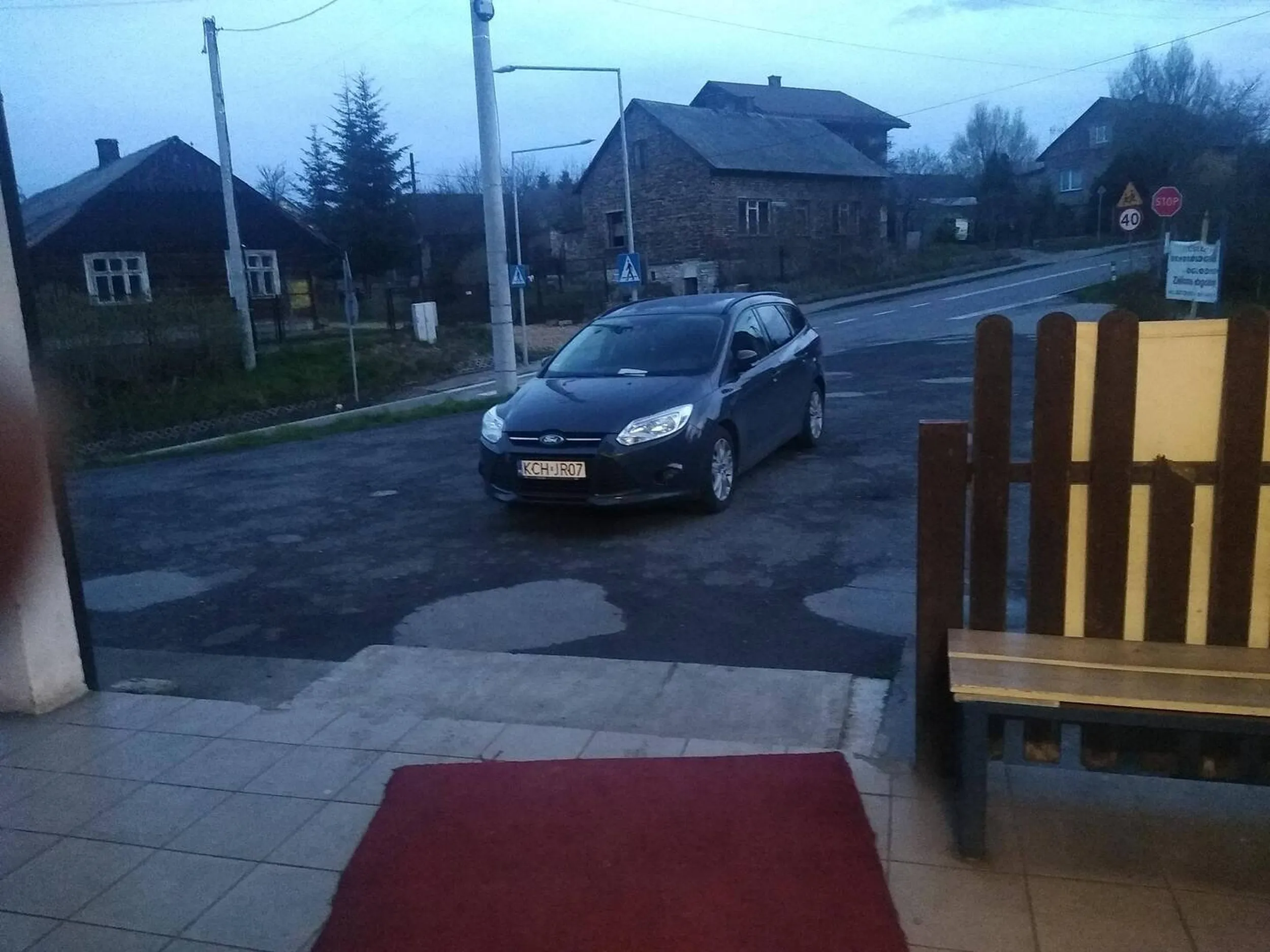 Bardzo "mądry" kierowca zastawił cały parking sklepu spożywczego, utrudniając w znaczny sposób klientom manewrowanie i parkowanie na parkingu. W sobote