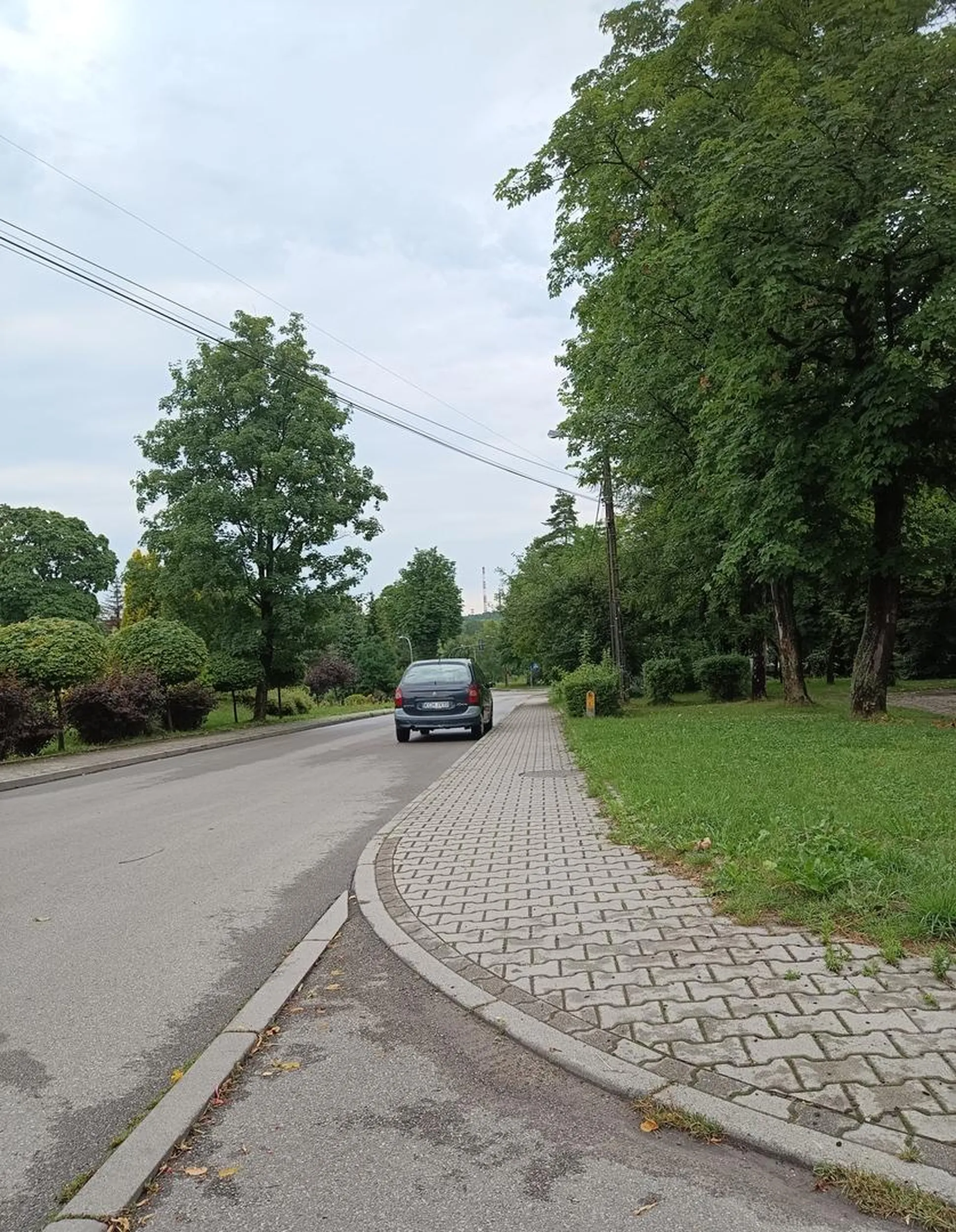 Baba nagminnie parkuje na drodze i zasłania wyjazd z osiedla. Już nie raz doszłoby przez nią do kolizji.