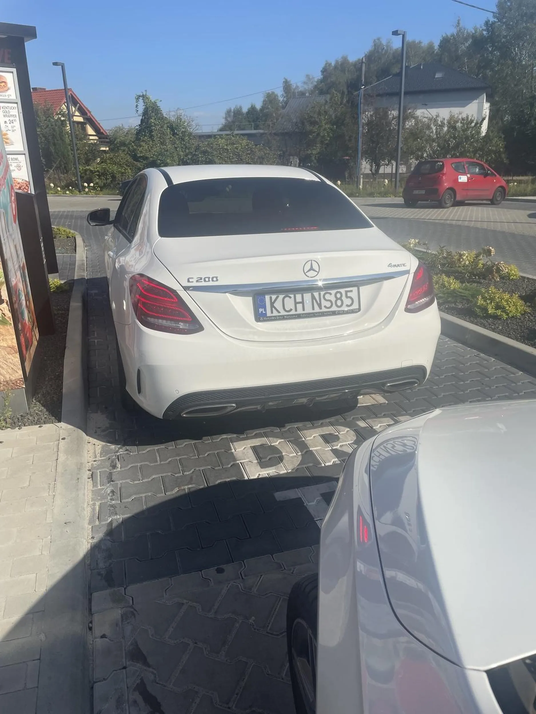 Agresywny kierowca, wyprzedzający w terenie zabudowanym z prędkością 80 na godzinę, na wąskiej drodze, wulgarny, zgłoszony na policję.