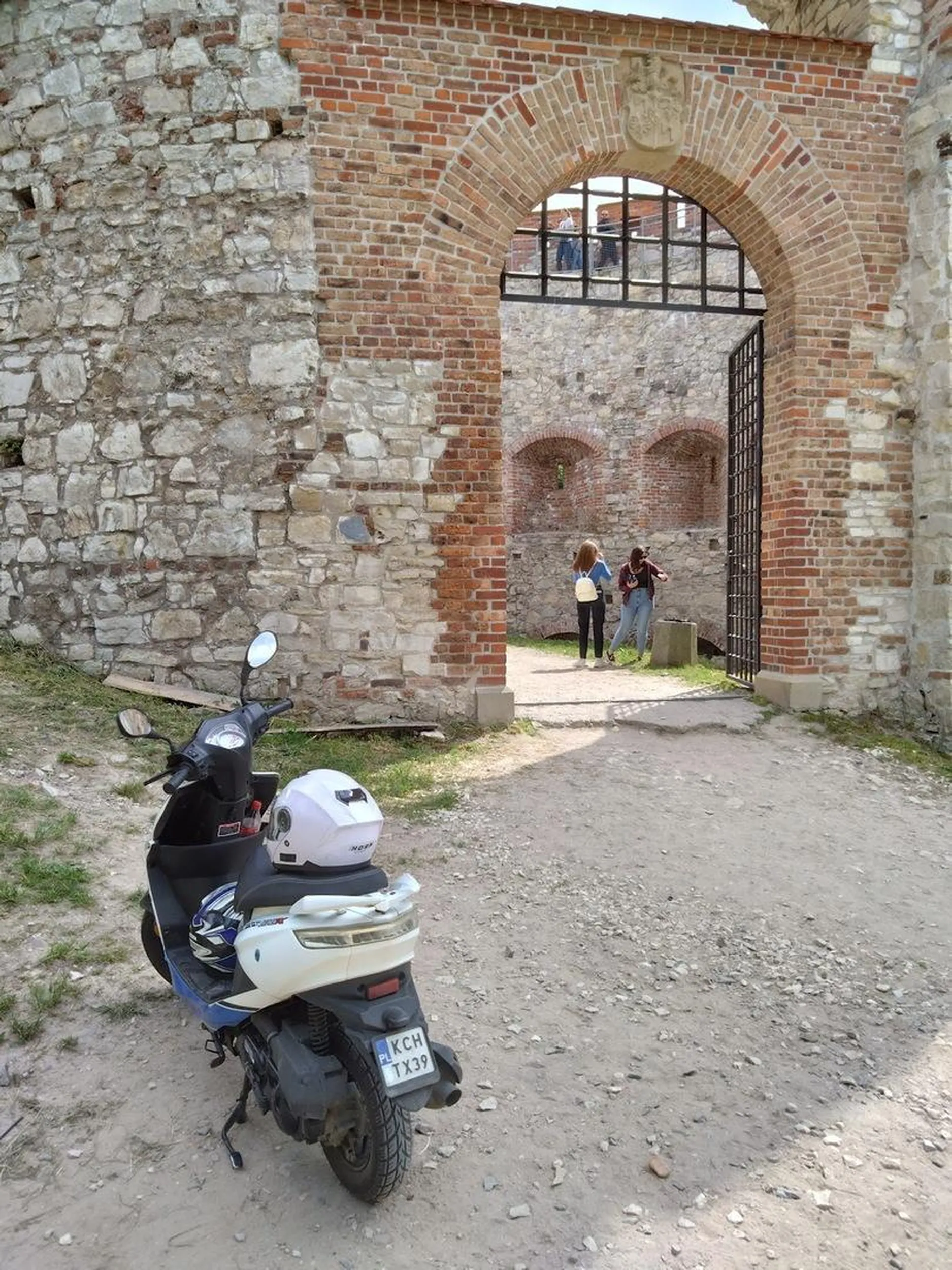 Jadąc do kościoła, najchętniej podjechałby pod ołtarz. Zupełnie jak krowa - gdzie się zestra, tam zostawi tę swoję pierdoletkę. typowe KCH.