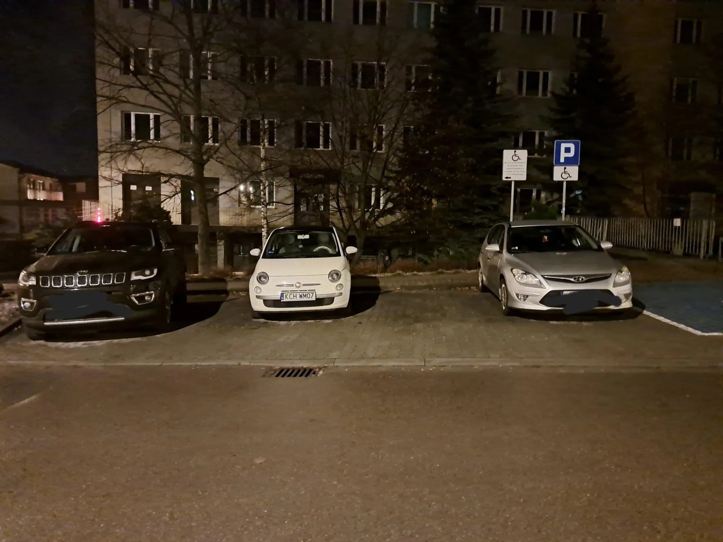 Pani z 500 ewidentnie ma tak duże auto ze jedno miejsce parkingowe to za mało ?‍♂️ notorycznie źle zaparkowane auto, utrudniające życie innym mieszkańcom osiedla.