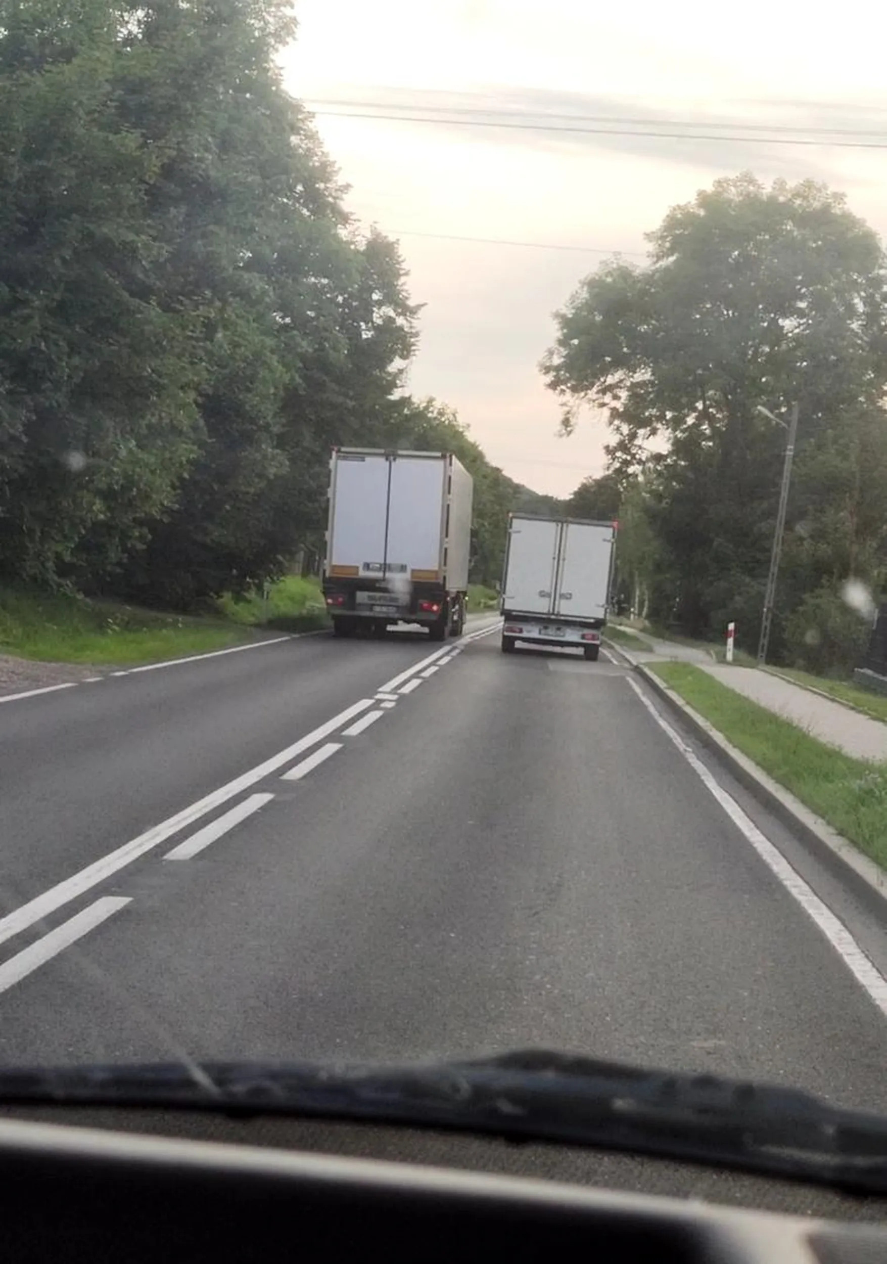 Bardzo agresywna jazda samochodem ciężarowym, trzymanie się na zderzaku innego dostawczaka, wyprzedzanie w terenie zabudowanym powyżej 70km/h. Gratuluję wyobraźni