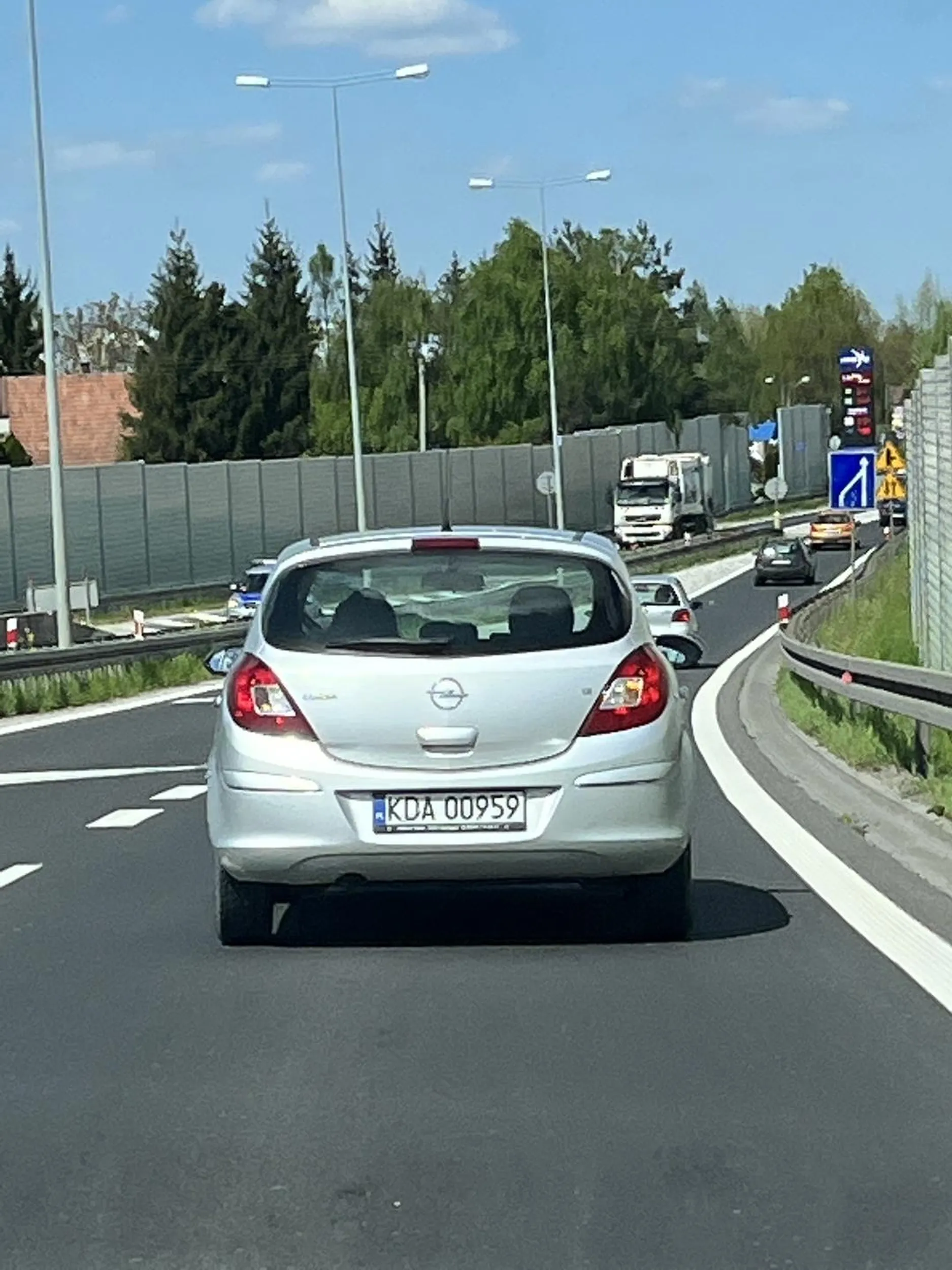 NIE GADAJ PRZEZ TEL TYLKO JEDŹ NA ZIELONYM NIE ŚPIMY