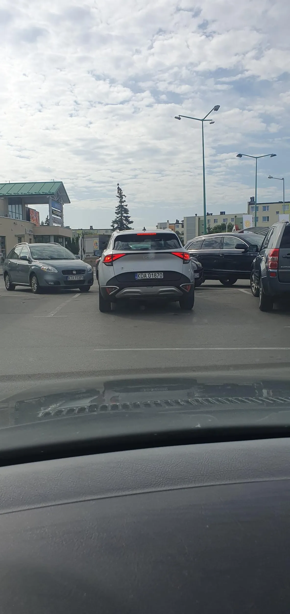 Właściciel samochodu ma problemy z zaparkowaniem w liniach