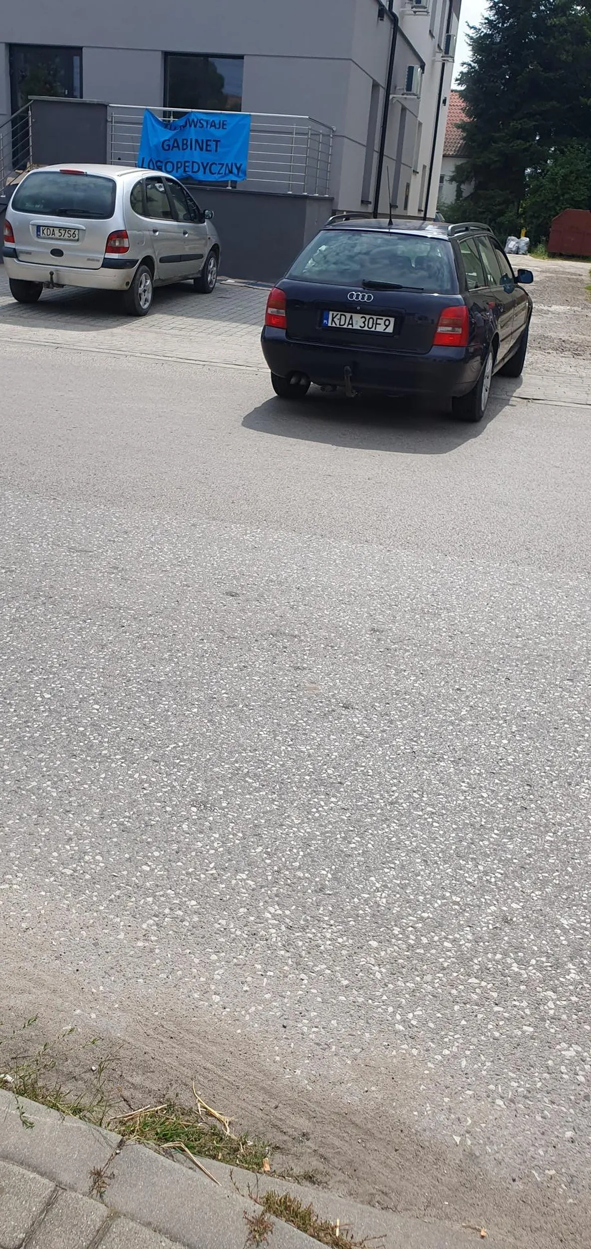 Jakaś głupia baba, najpierw zatrzymała się na środku drogi nie wiedząc co robić ani nic, ani nie dała kierunkowskazu, ani awaryjnych i później skręciła w drogę po tym jak postanowiła że jednak skręci, ale nie potrafiła pomyśleć, że wypadałoby włączyć kierunek, żeby poinformować innych kierowcó, takim tylko odbierać prawo jazdy