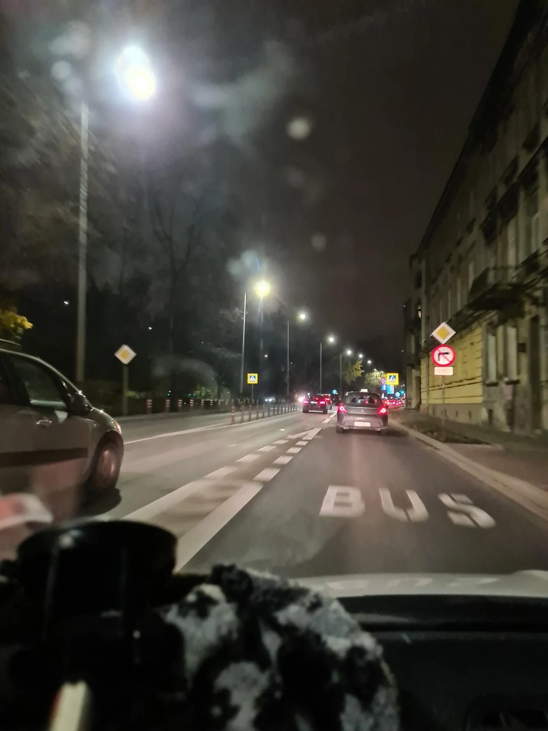 Kierowca jeździ buspasem bezprawnie