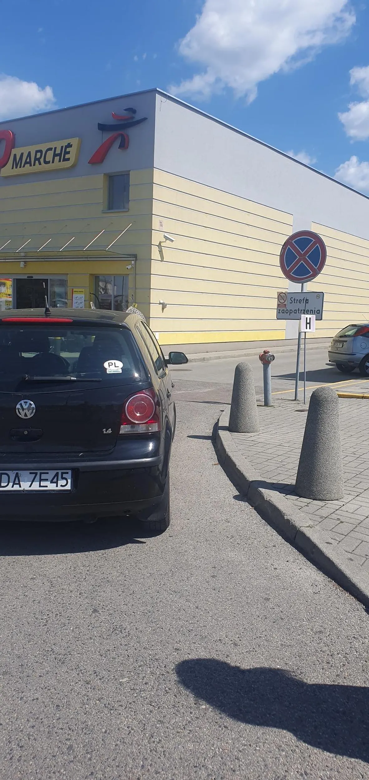 Kierowca nieodpowiedzialny, zaparkował w miejscu, gdzie samochody jadą, żeby znaleźć sobie parking, bo musi mieć jak najbliżej sklepu, mimo że wyraźnie widzi, że jest zakaz zatrzymywania się i nie rusza kierowcy że utrudnia przejazd innym kierowcom, a dodam, że bardzo dużo było miejsc parkingowych wolnych