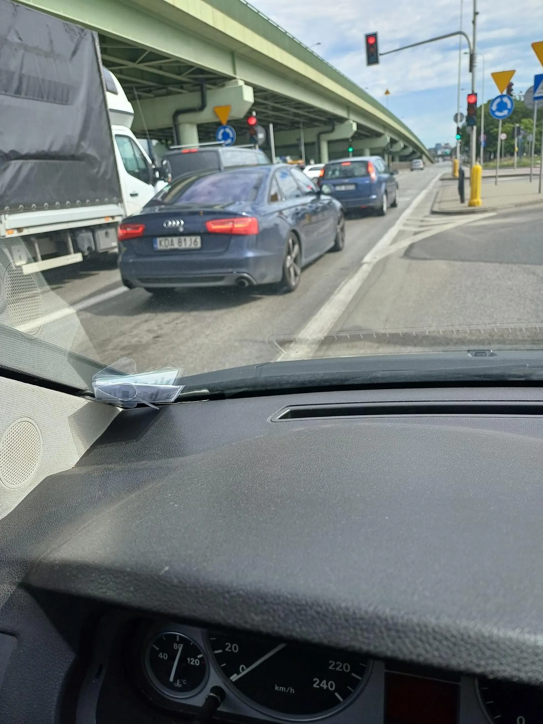 Laska siedzi na zderzaku dosłownie i czeka aż ja puścisz. Głupia blondynka na oglądać musiala się szybkich i wściekłych. Następnym razem przychamuje ze szkoda będzie audi ale jej mózgu już nie