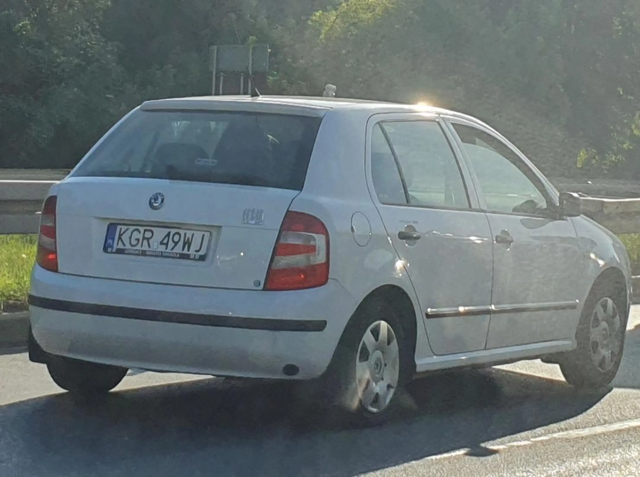 Pan w białej Skodzie poruszając się korku wjechał tył Mercedesa i nawet tego nie zauważył. Pani z Mercedesa umówiła się z nim żeby zjechał na bok, ale kierowca Skody uciekł z miejsca zdarzenia kilkukrotnie przy tym łamiąc przepisy.