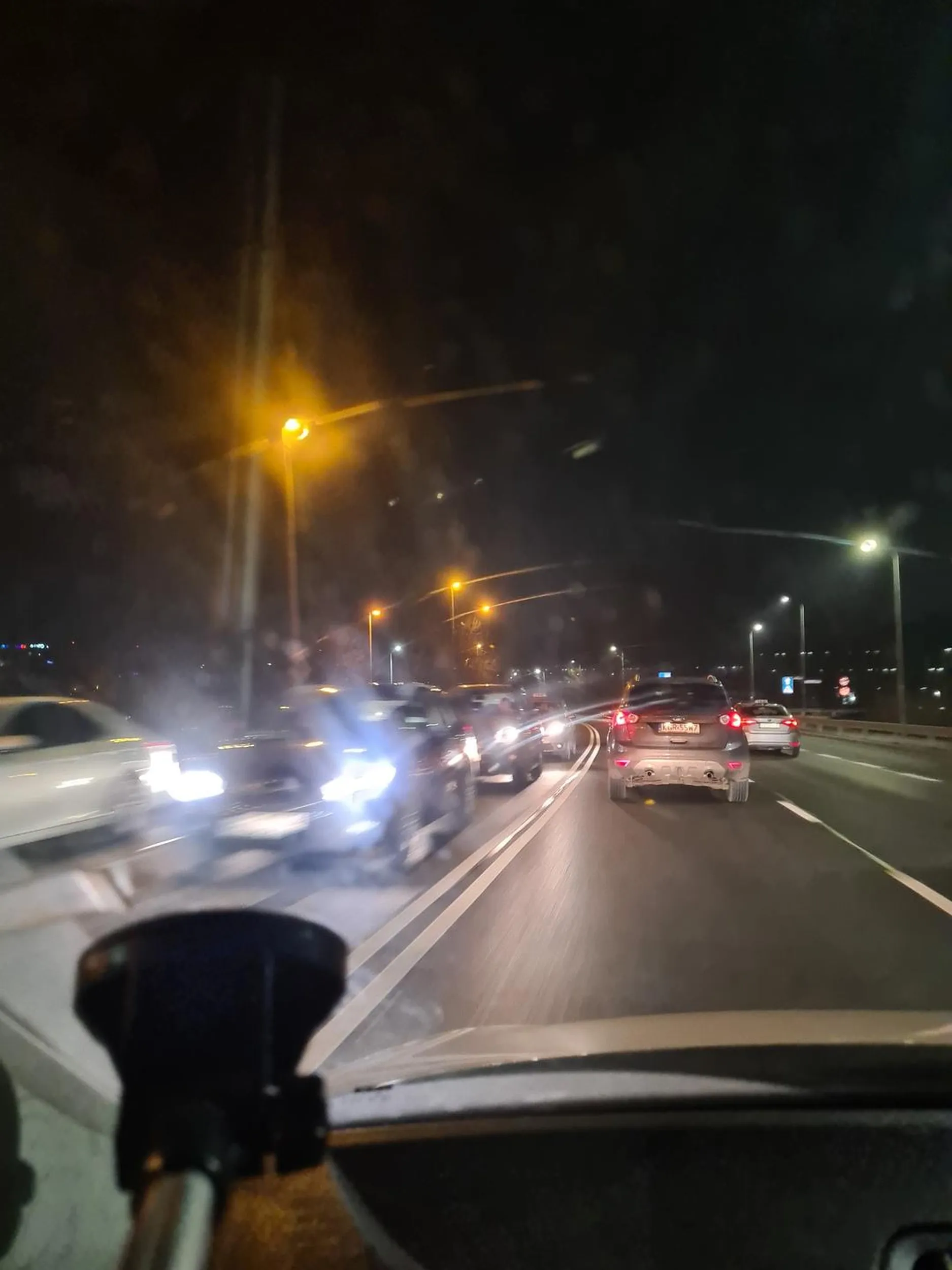 Kierowca chamsko zmienia pas i zwalnia wymuszając pierwszeństwo