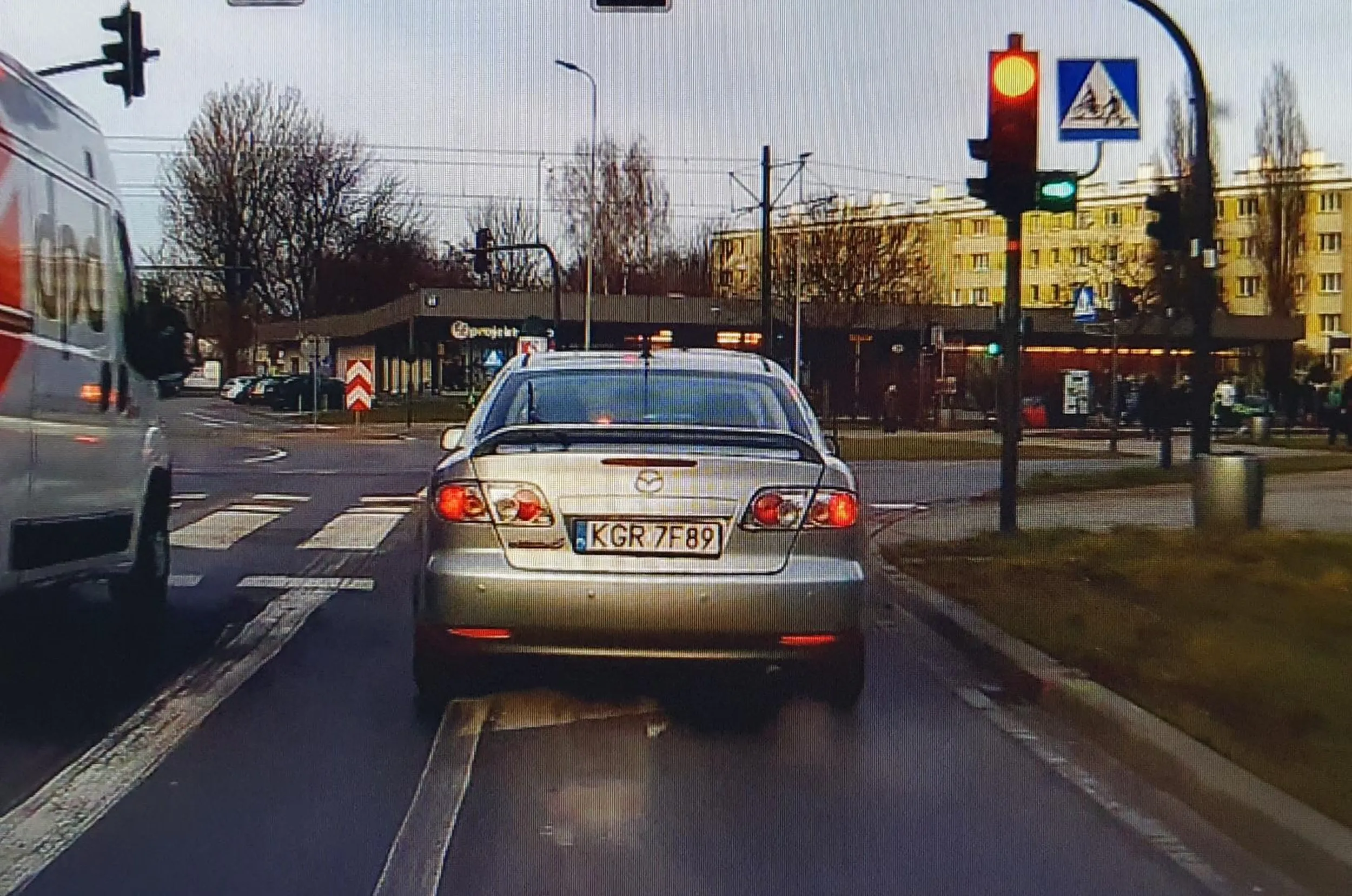 Wiejski pajac ścina zakręty, nigdy nie używa kierunkowskazów nawet na skomplikowanych skrzyżowaniach. Bojaźliwy, przyhamowuje nawet jak przeleci mucha przez jezdnię :)