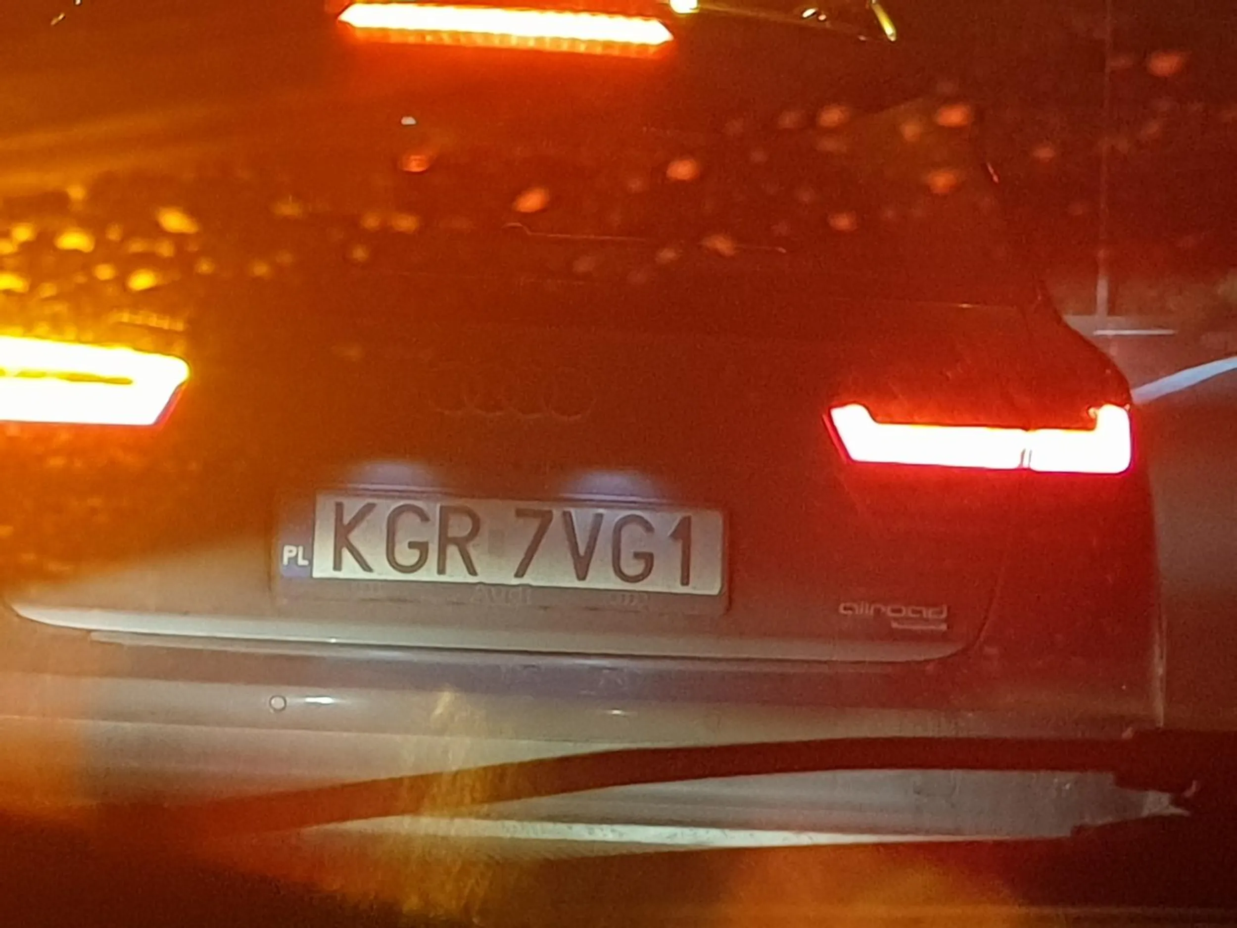 Kierowca na rondzie w Bochnii wyprzedził rowerzyste, a następnie zjechał z ronda zaraz przed nim. Prędkość wysoka.