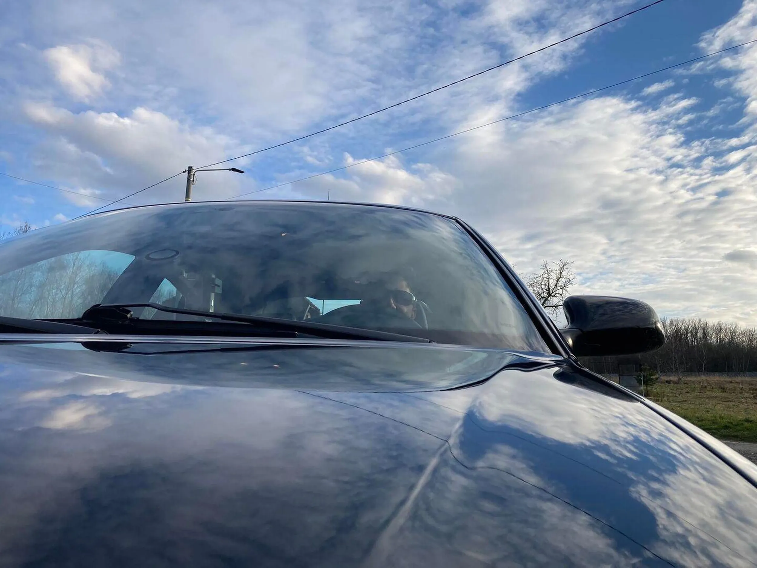 Jadąć ciężarówką po dodaniu gazu orzy ruszaniu kierowca audi wyprzedził mnie zatrzymał i awanturował o to, że właśnie wyjechał z myjni a ja miałem czelność zadymić jego perełkę, jak sam twierdzi w bagażniku wozi wielką milicyjną pałę którą może mi coś zrobić