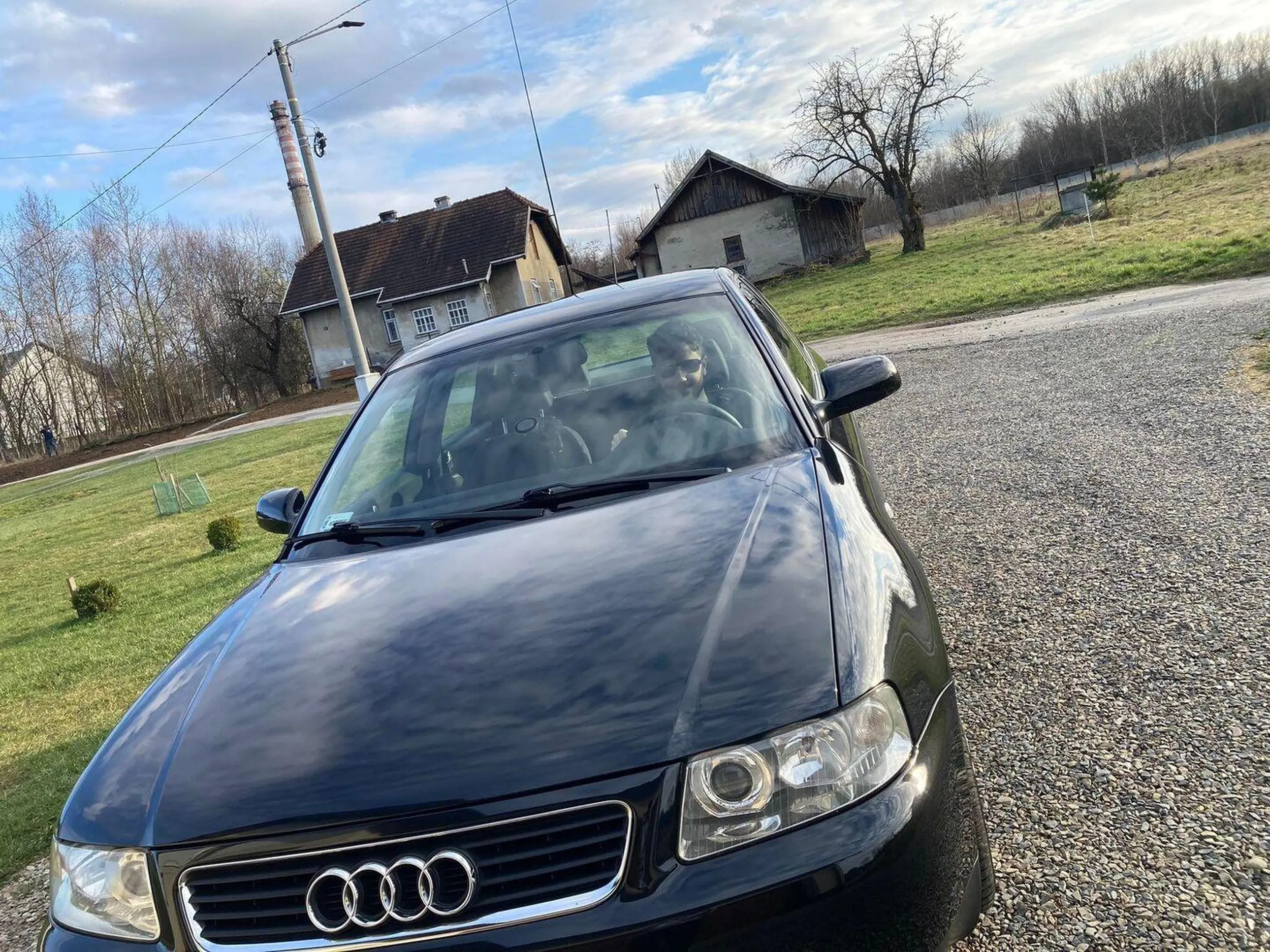 Jadąć ciężarówką po dodaniu gazu orzy ruszaniu kierowca audi wyprzedził mnie zatrzymał i awanturował o to, że właśnie wyjechał z myjni a ja miałem czelność zadymić jego perełkę, jak sam twierdzi w bagażniku wozi wielką milicyjną pałę którą może mi coś zrobić