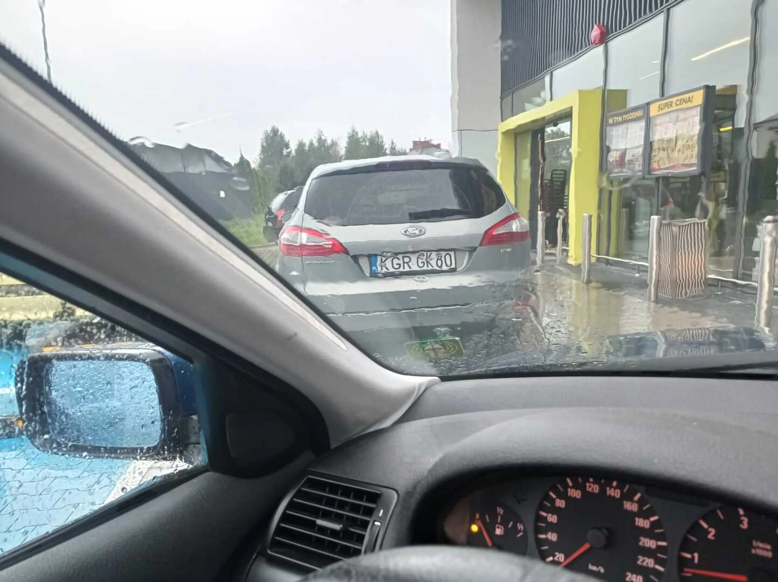 Padal deszcz wiec babsko zaparkowalo na wyjezdzie z parkingu i poszlo na zakupy...