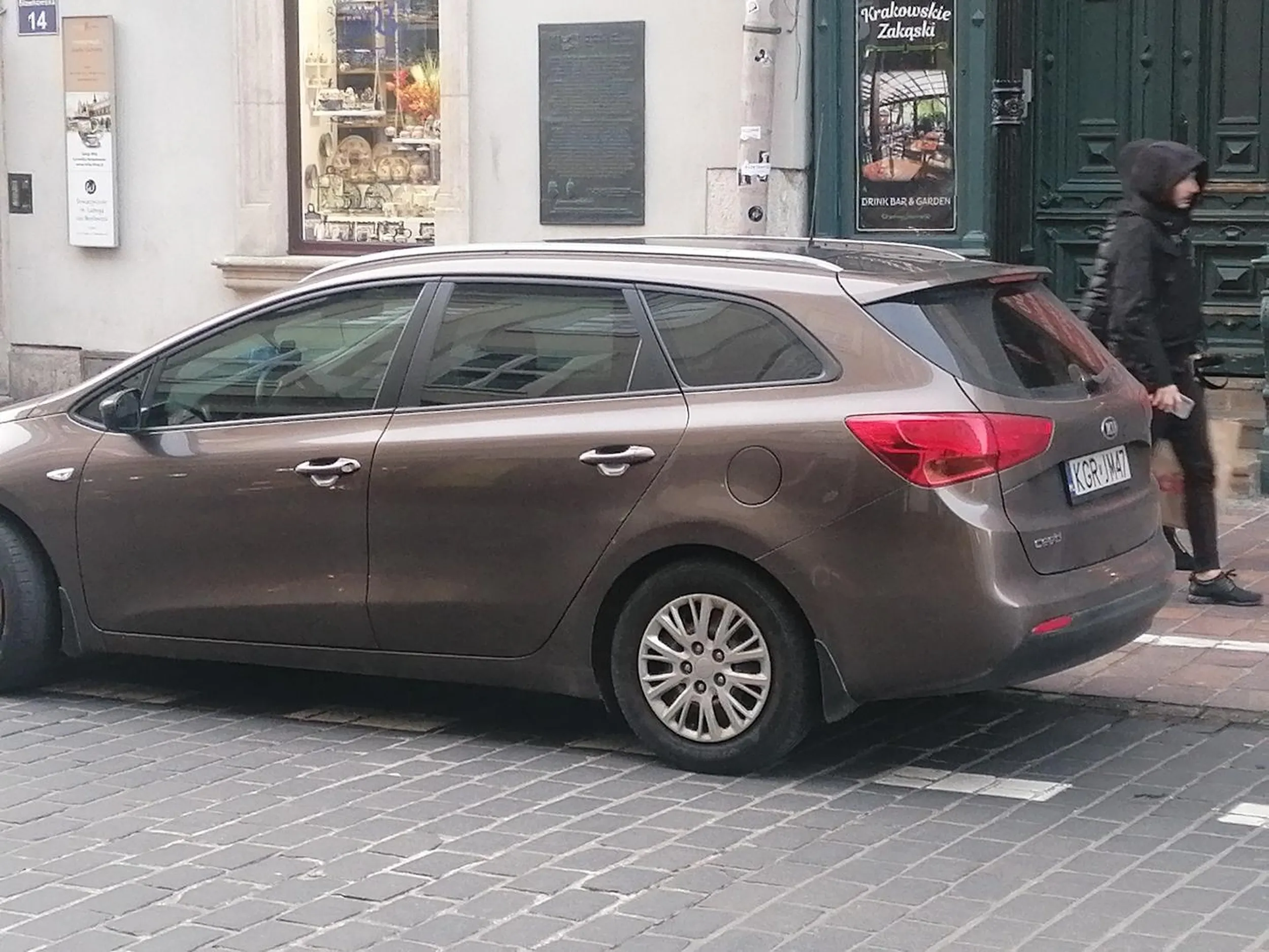 nieoznakowane buce, często w okolicach rynku w Krakowie, nie patrzą jak jadą, prawie rozjeżdżają ludzi